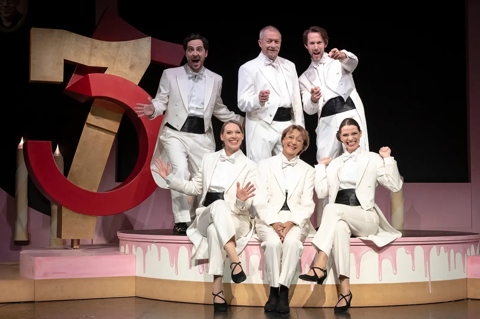 DER 75. GEBURTSTAG Eine Theaterrevue für unsere Komödie im Marquardt von Christine Gann und Jörg Pauly / Uraufführung Spielzeit 2026/2027 / Premiere: 25.9.2026 Jörg Pauly, Bianca S…