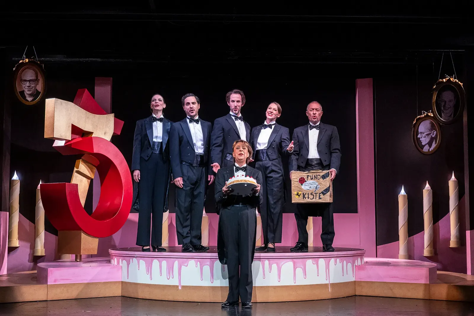 DER 75. GEBURTSTAG Eine Theaterrevue für unsere Komödie im Marquardt von Christine Gann und Jörg Pauly / Uraufführung Spielzeit 2026/2027 / Premiere: 25.9.2026 Bernadette Hug, Jörg…