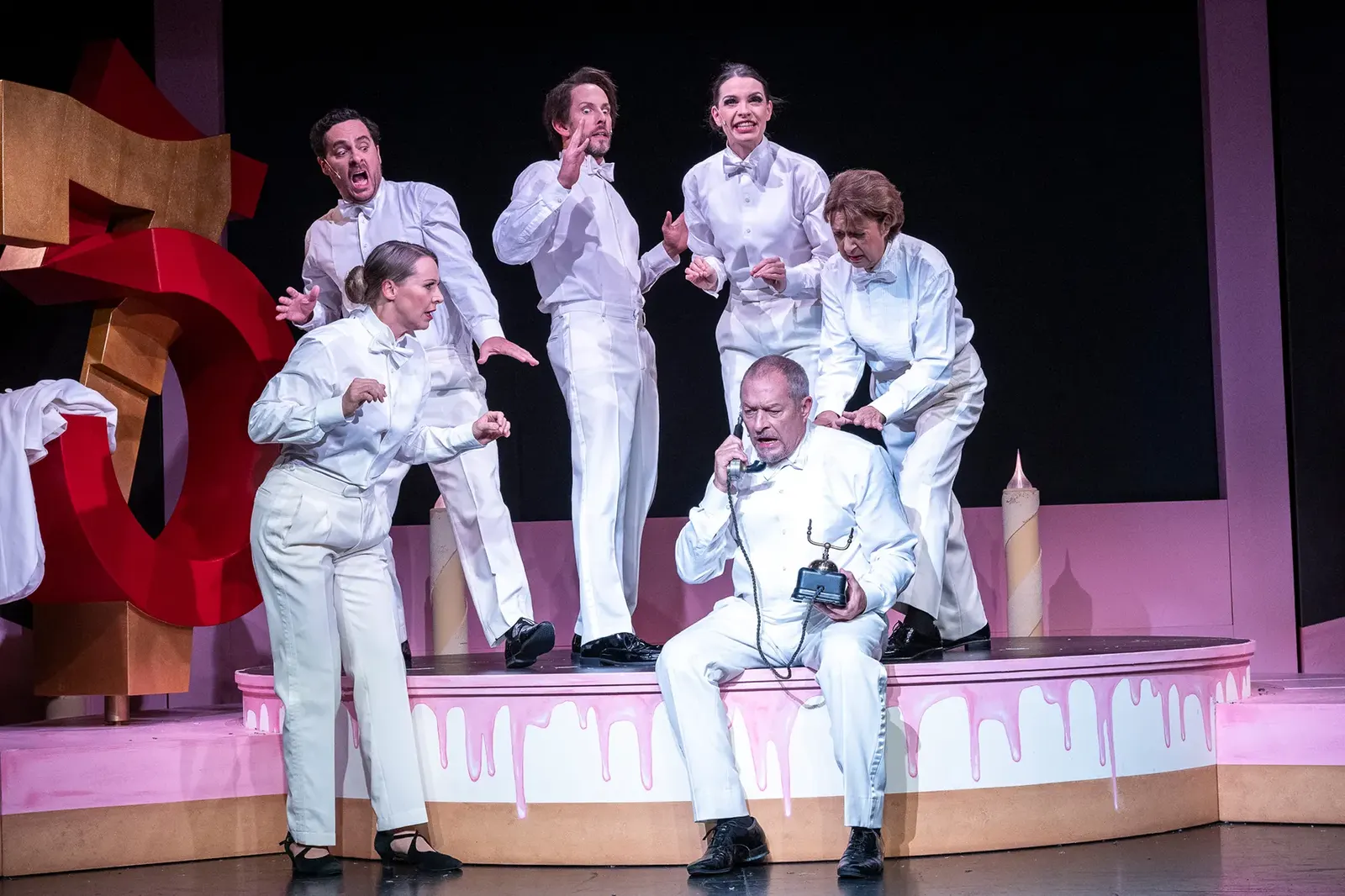 DER 75. GEBURTSTAG Eine Theaterrevue für unsere Komödie im Marquardt von Christine Gann und Jörg Pauly / Uraufführung Spielzeit 2026/2027 / Premiere: 25.9.2026 Jörg Pauly, Bianca S…