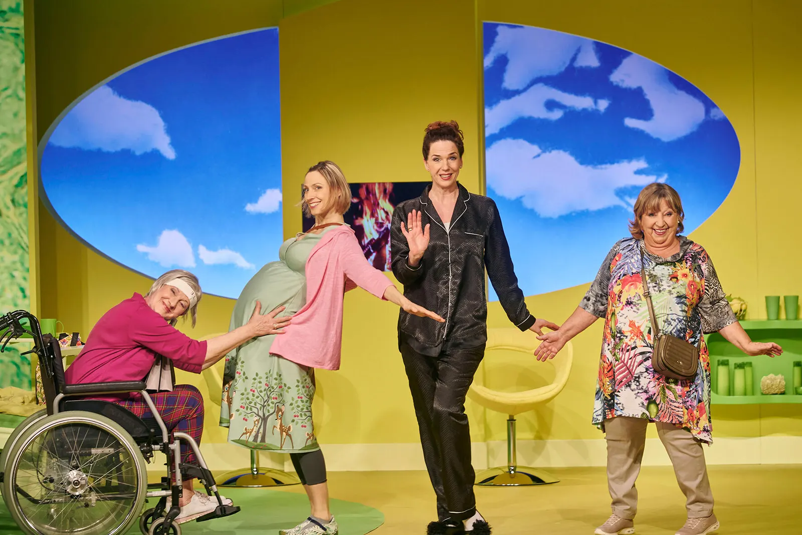 HIMMLISCHE ZEITEN - ALTWERDEN IST NICHTS FÜR FEIGLINGE Revue von Tilmann von Blomberg, Carsten Gerlitz und Katja Wolff Spielzeit 2019/2020 Heike Jonca, Nini Stadlmann, Franziska Be…