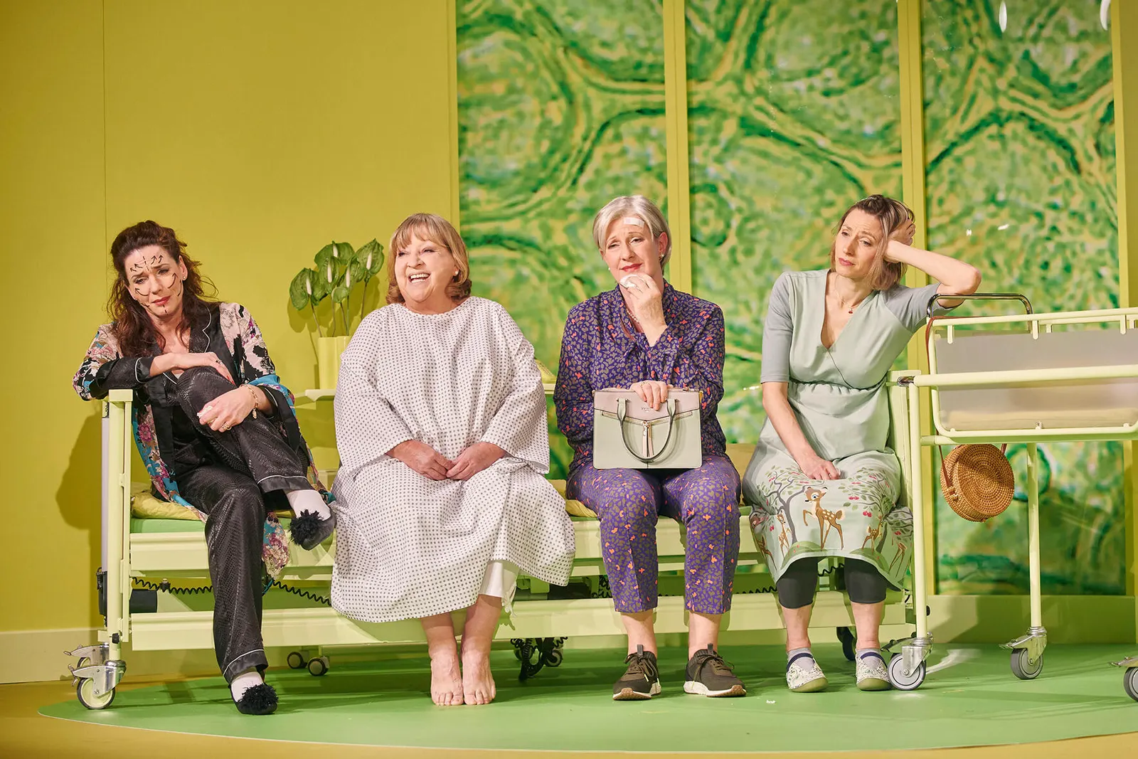 HIMMLISCHE ZEITEN - ALTWERDEN IST NICHTS FÜR FEIGLINGE Revue von Tilmann von Blomberg, Carsten Gerlitz und Katja Wolff Spielzeit 2019/2020 Franziska Becker, Angelika Mann, Heike Jo…