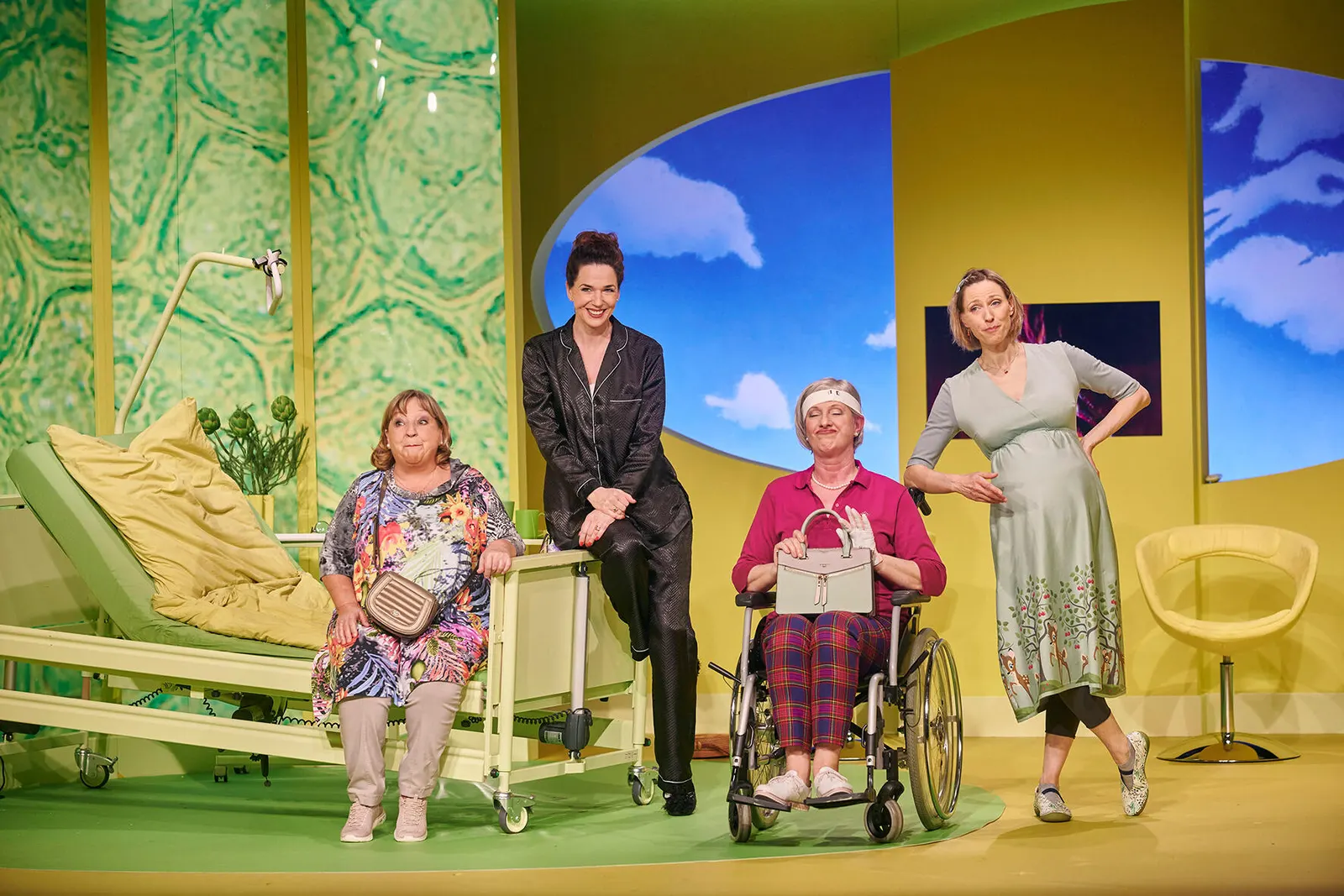HIMMLISCHE ZEITEN - ALTWERDEN IST NICHTS FÜR FEIGLINGE Revue von Tilmann von Blomberg, Carsten Gerlitz und Katja Wolff Spielzeit 2019/2020 Angelika Mann, Franziska Becker, Heike Jo…