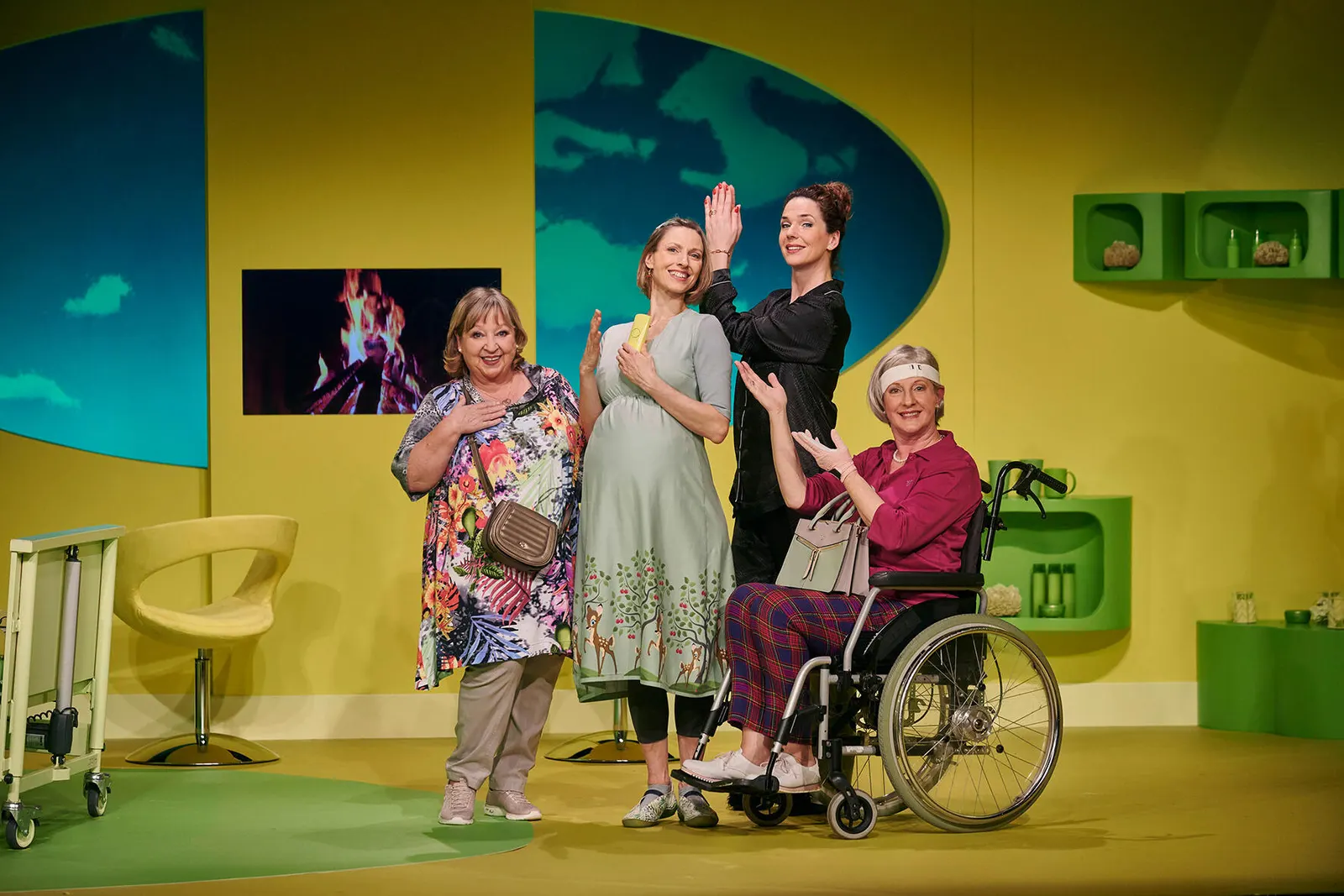 HIMMLISCHE ZEITEN - ALTWERDEN IST NICHTS FÜR FEIGLINGE Revue von Tilmann von Blomberg, Carsten Gerlitz und Katja Wolff Spielzeit 2019/2020 Angelika Mann, Nini Stadlmann, Franziska …