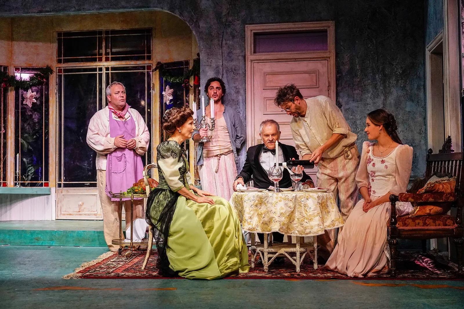 WIR SIND KEINE ENGEL Weihnachtskomödie von Albert Husson Spielzeit 2019/2020 / Premiere: 22.11.2019 Andreas Klaue, Katrin Steinke, Jörg Pauly, Klaus Cofalka-Adami, Matthias Rott, A…