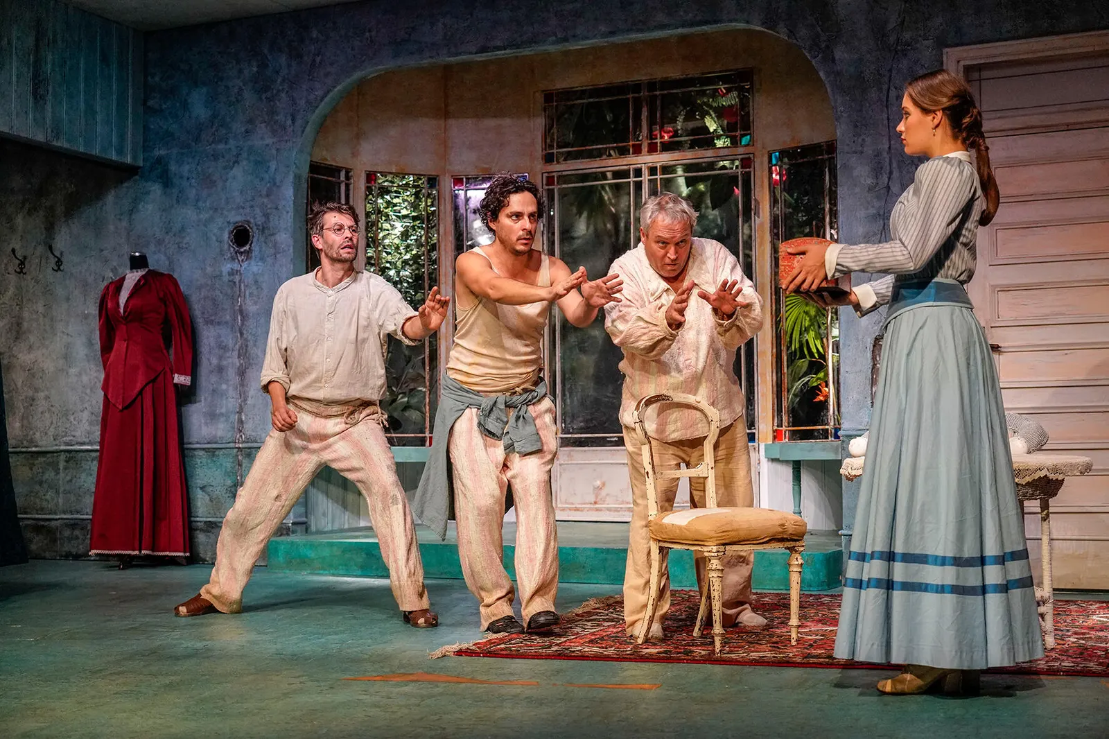 WIR SIND KEINE ENGEL Weihnachtskomödie von Albert Husson Spielzeit 2019/2020 / Premiere: 22.11.2019 Matthias Rott, Jörg Pauly, Andreas Klaue, Arwen Schünke Foto: Tobias Metz