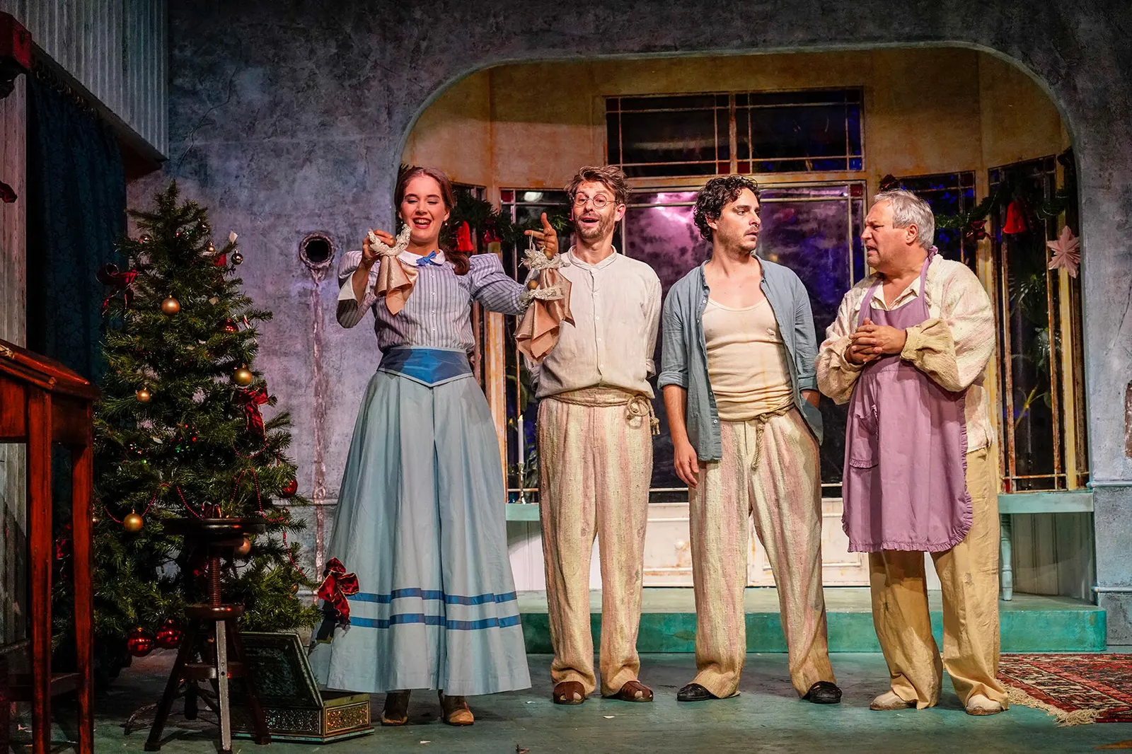 WIR SIND KEINE ENGEL Weihnachtskomödie von Albert Husson Spielzeit 2019/2020 / Premiere: 22.11.2019 Arwen Schünke, Matthias Rott, Jörg Pauly, Andreas Klaue Foto: Tobias Metz