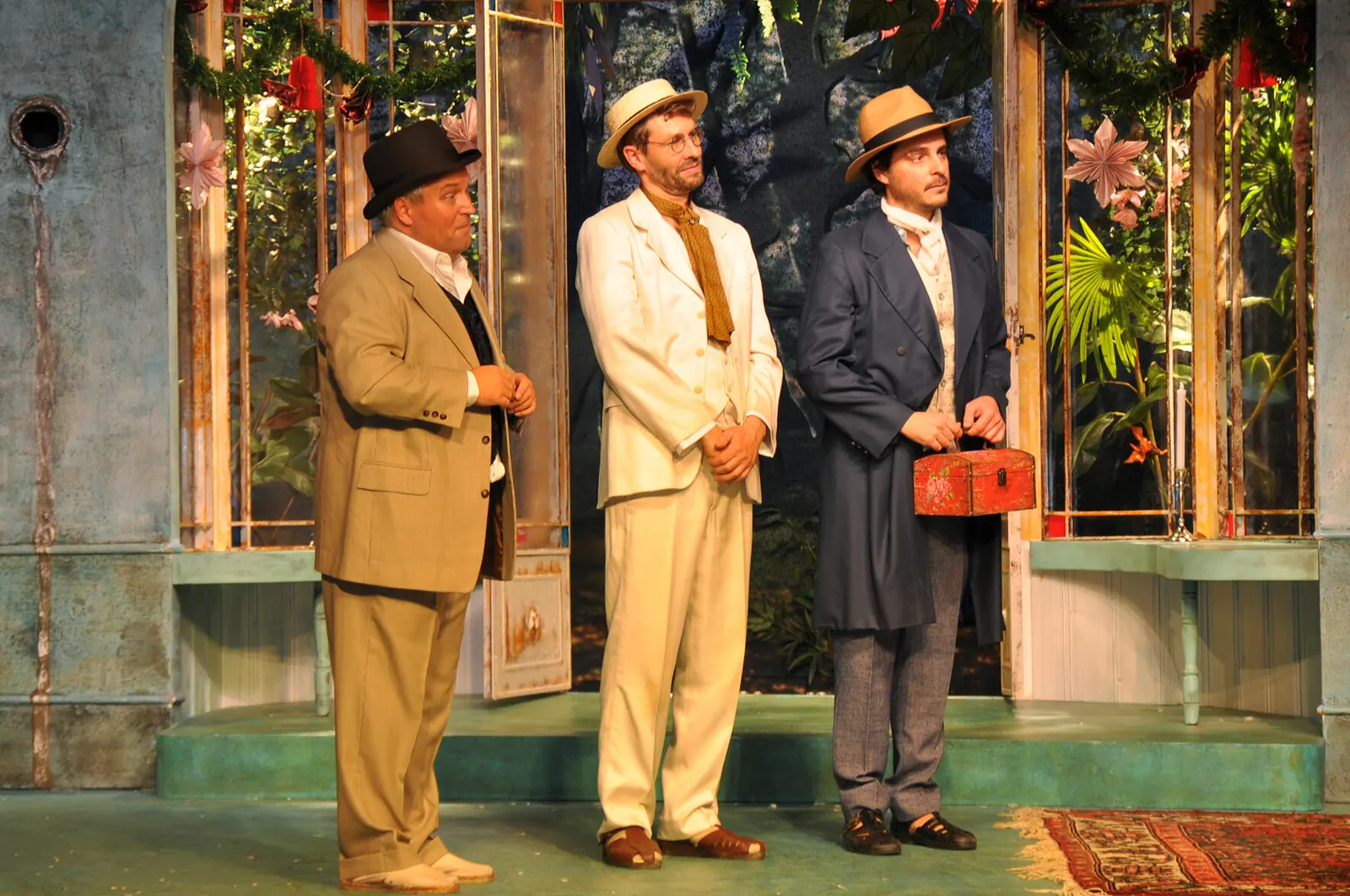 WIR SIND KEINE ENGEL Weihnachtskomödie von Albert Husson Spielzeit 2019/2020 / Premiere: 22.11.2019 Andreas Klaue, Matthias Rott, Jörg Pauly Foto: Susanne Schmitt