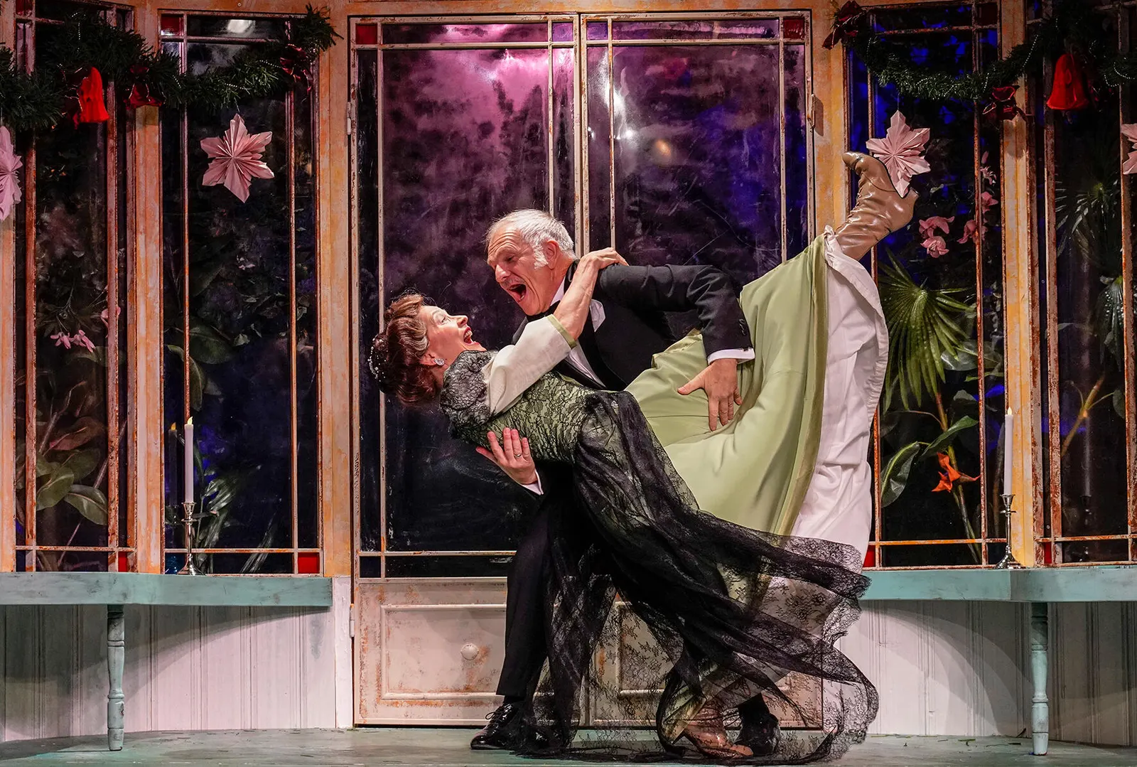 WIR SIND KEINE ENGEL Weihnachtskomödie von Albert Husson Spielzeit 2019/2020 / Premiere: 22.11.2019 Katrin Steinke, Klaus Cofalka-Adami Foto: Tobias Metz