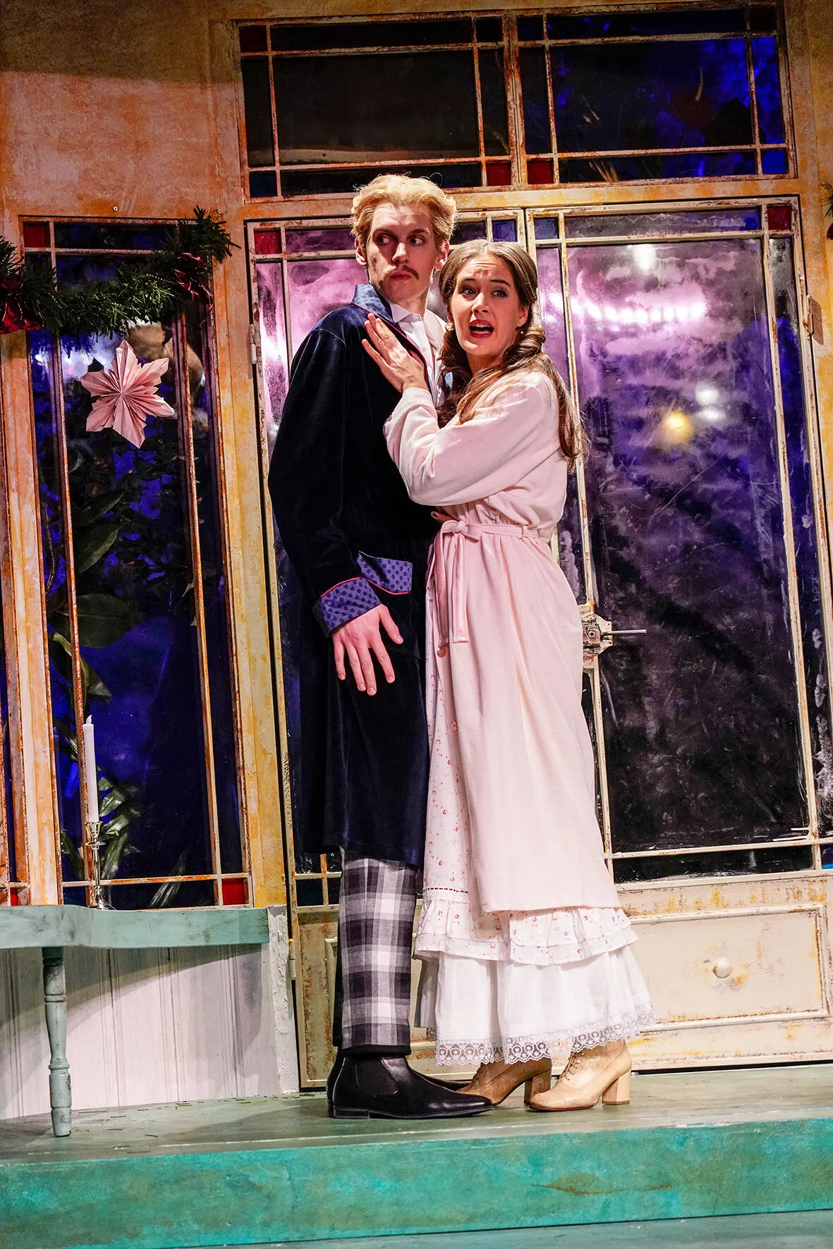 WIR SIND KEINE ENGEL Weihnachtskomödie von Albert Husson Spielzeit 2019/2020 / Premiere: 22.11.2019 Maximilian Wex, Arwen Schünke Foto: Tobias Metz