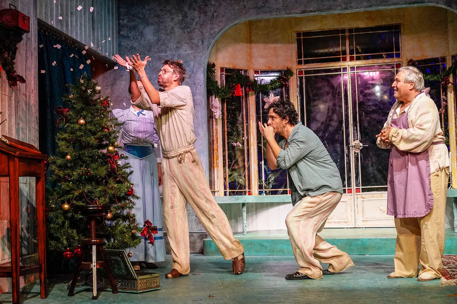 WIR SIND KEINE ENGEL Weihnachtskomödie von Albert Husson Spielzeit 2019/2020 / Premiere: 22.11.2019 Arwen Schünke, Matthias Rott, Jörg Pauly, Andreas Klaue Foto: Tobias Metz