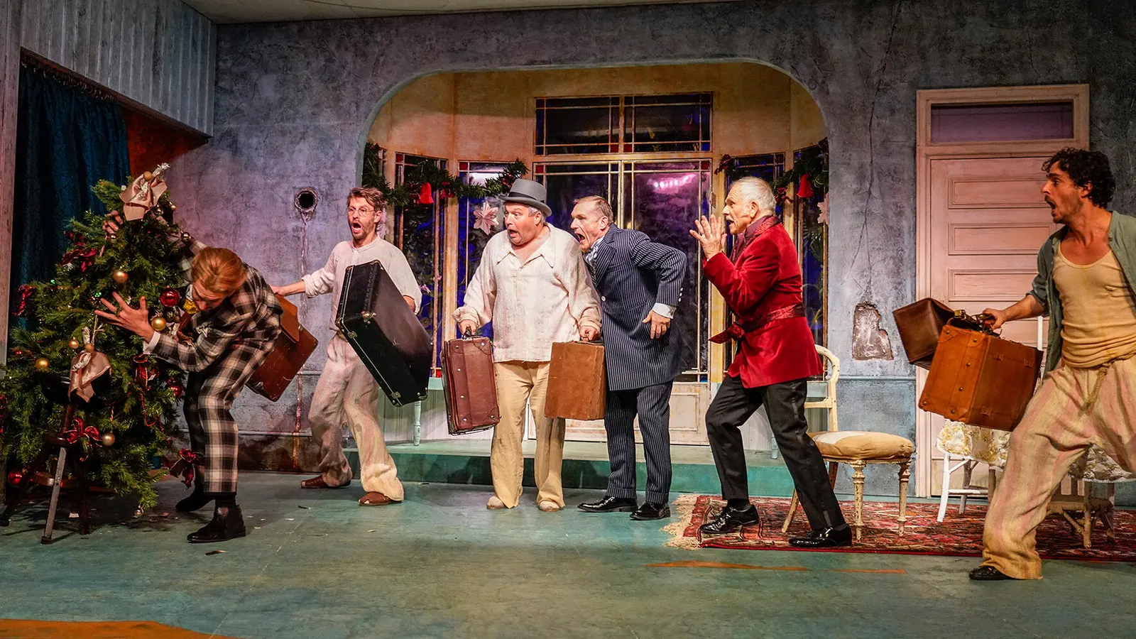 WIR SIND KEINE ENGEL Weihnachtskomödie von Albert Husson Spielzeit 2019/2020 / Premiere: 22.11.2019 Maximilian Wex, Matthias Rott, Andreas Klaue, Sebastian Kreutz, Klaus Cofalka-Ad…