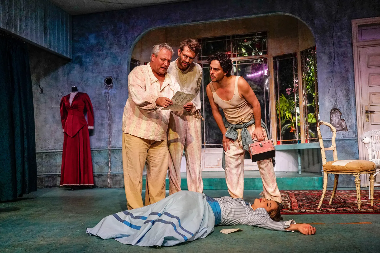 WIR SIND KEINE ENGEL Weihnachtskomödie von Albert Husson Spielzeit 2019/2020 / Premiere: 22.11.2019 Andreas Klaue, Matthias Rott, Jörg Pauly, Arwen Schünke Foto: Tobias Metz