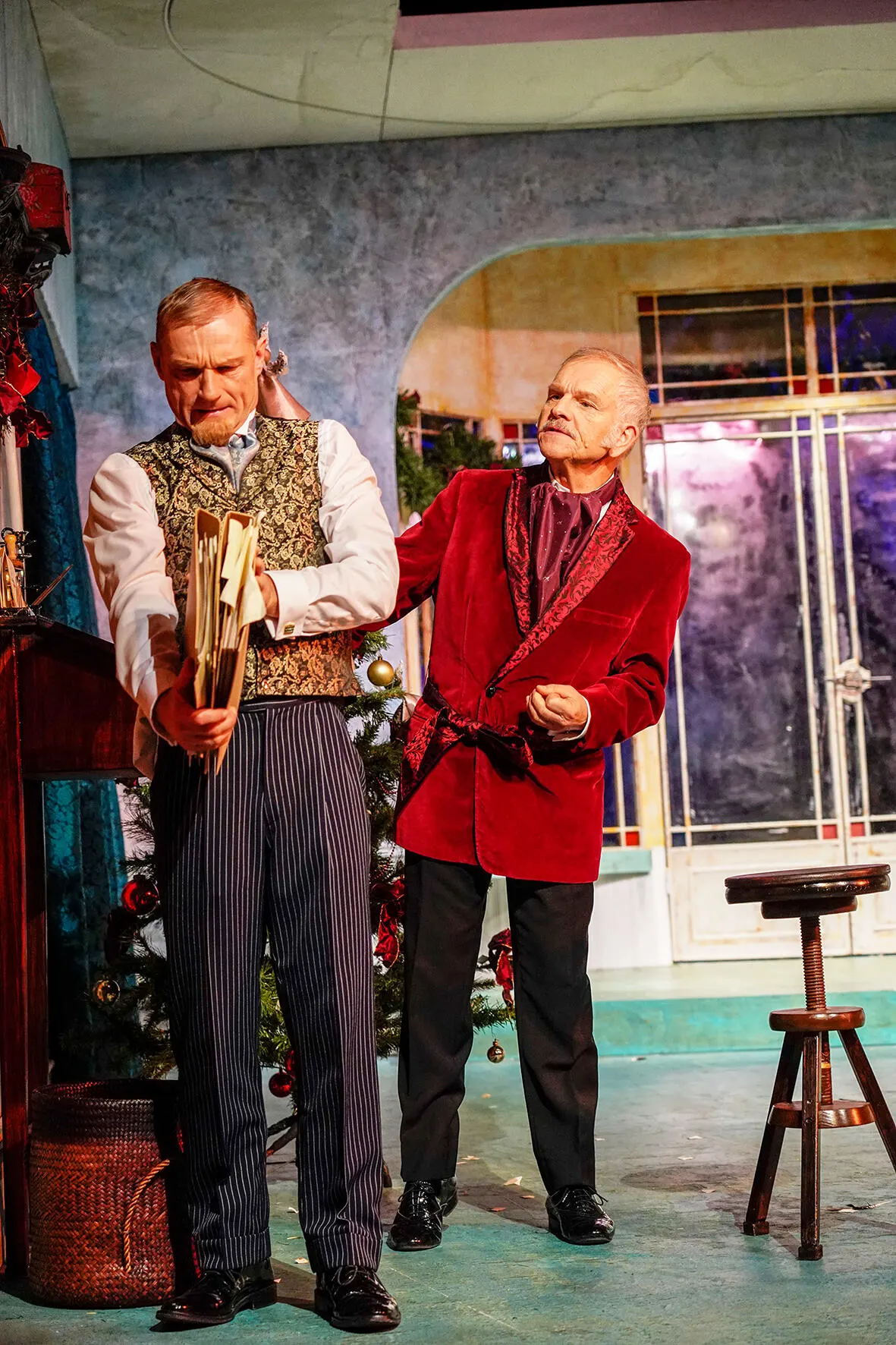 WIR SIND KEINE ENGEL Weihnachtskomödie von Albert Husson Spielzeit 2019/2020 / Premiere: 22.11.2019 Sebastian Kreutz, Klaus Cofalka-Adami Foto: Tobias Metz