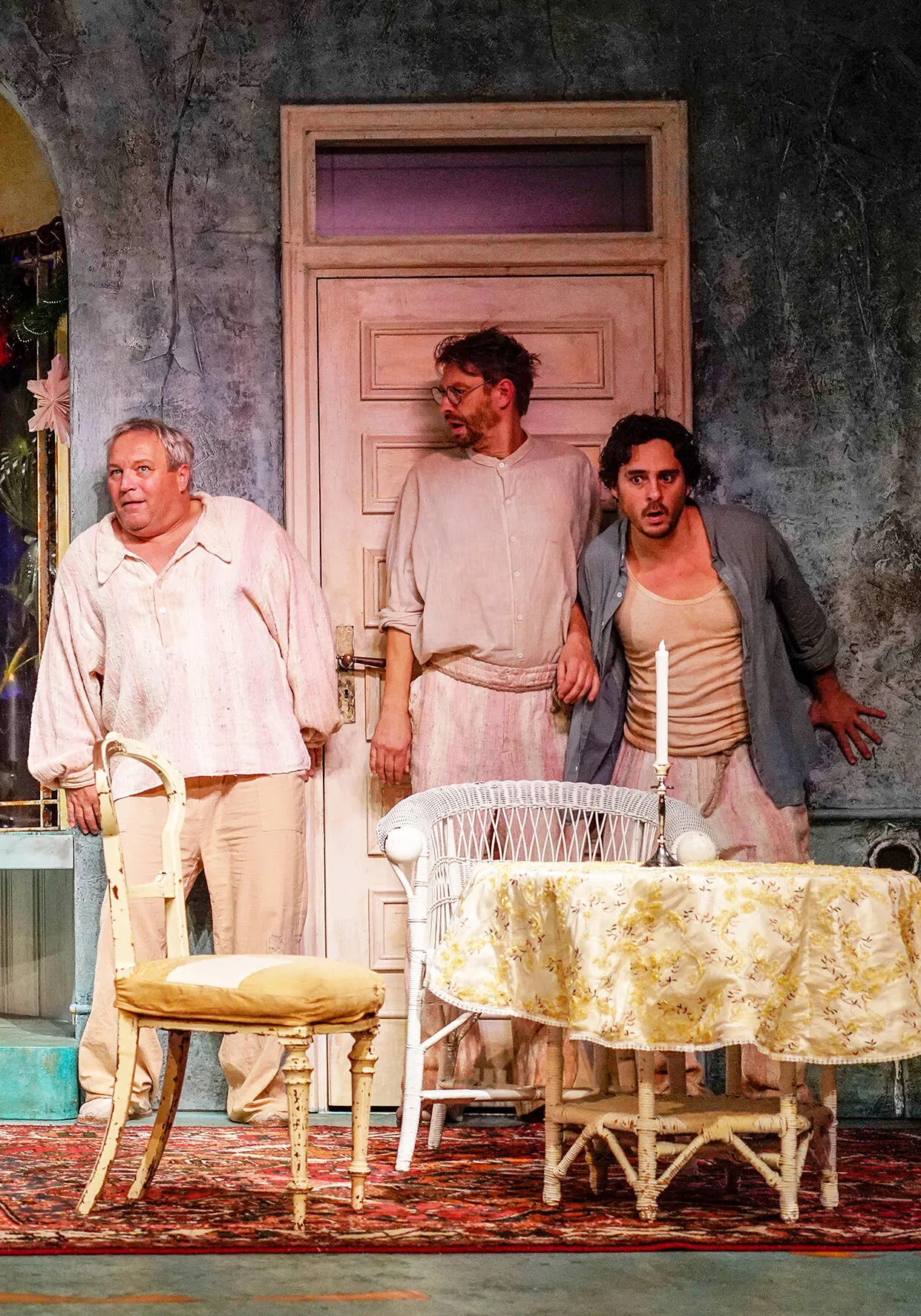 WIR SIND KEINE ENGEL Weihnachtskomödie von Albert Husson Spielzeit 2019/2020 / Premiere: 22.11.2019 Andreas Klaue, Matthias Rott, Jörg Pauly Foto: Tobias Metz