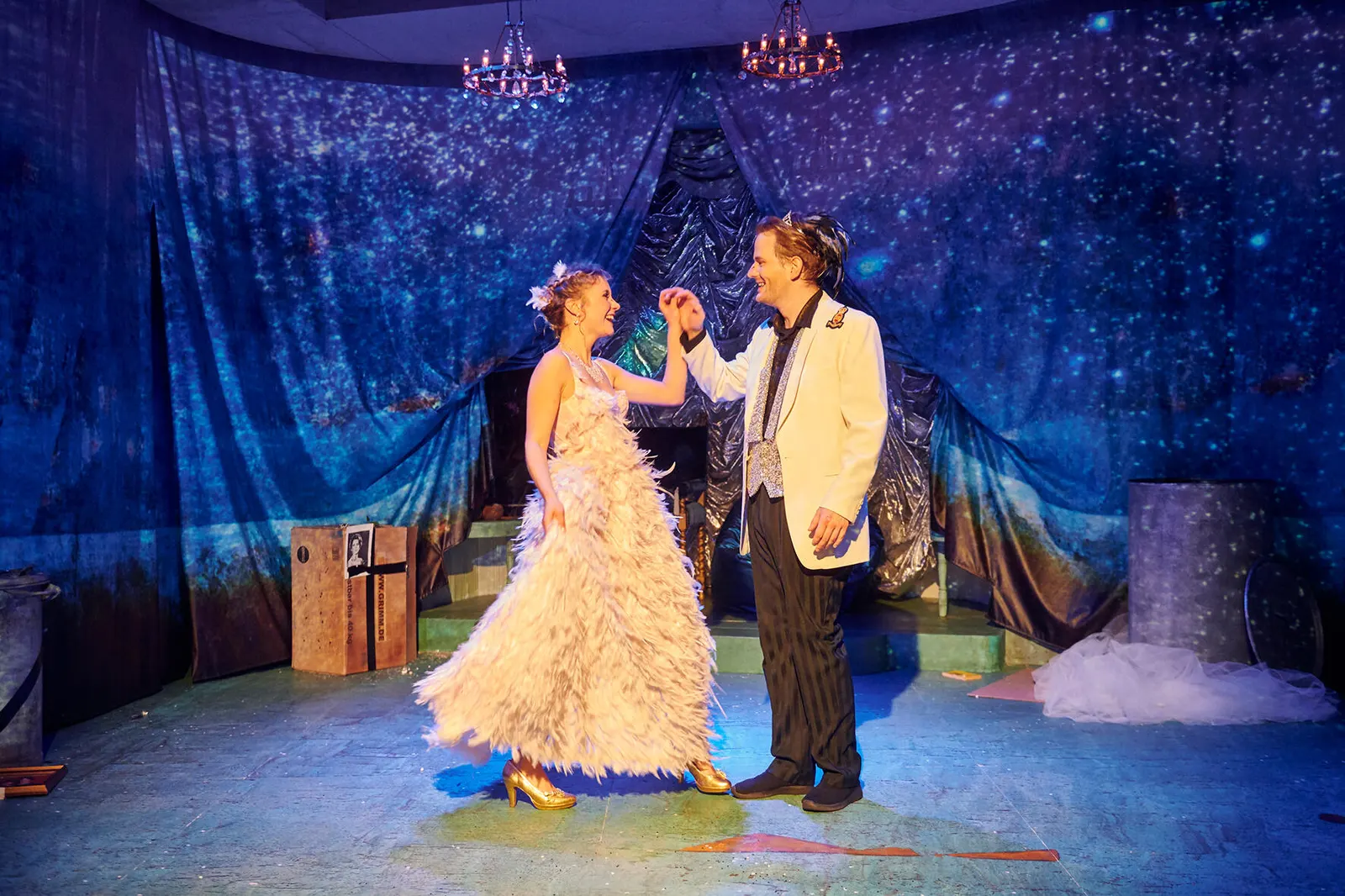 ZWEI TAUBEN FÜR ASCHENPUTTEL Familienstück zur Weihnachtszeit nach den Gebrüdern Grimm von Catharina Fillers und Stefanie Schnitzler Spielzeit 2019/2020 / Premiere: 28.11.2019 Fari…