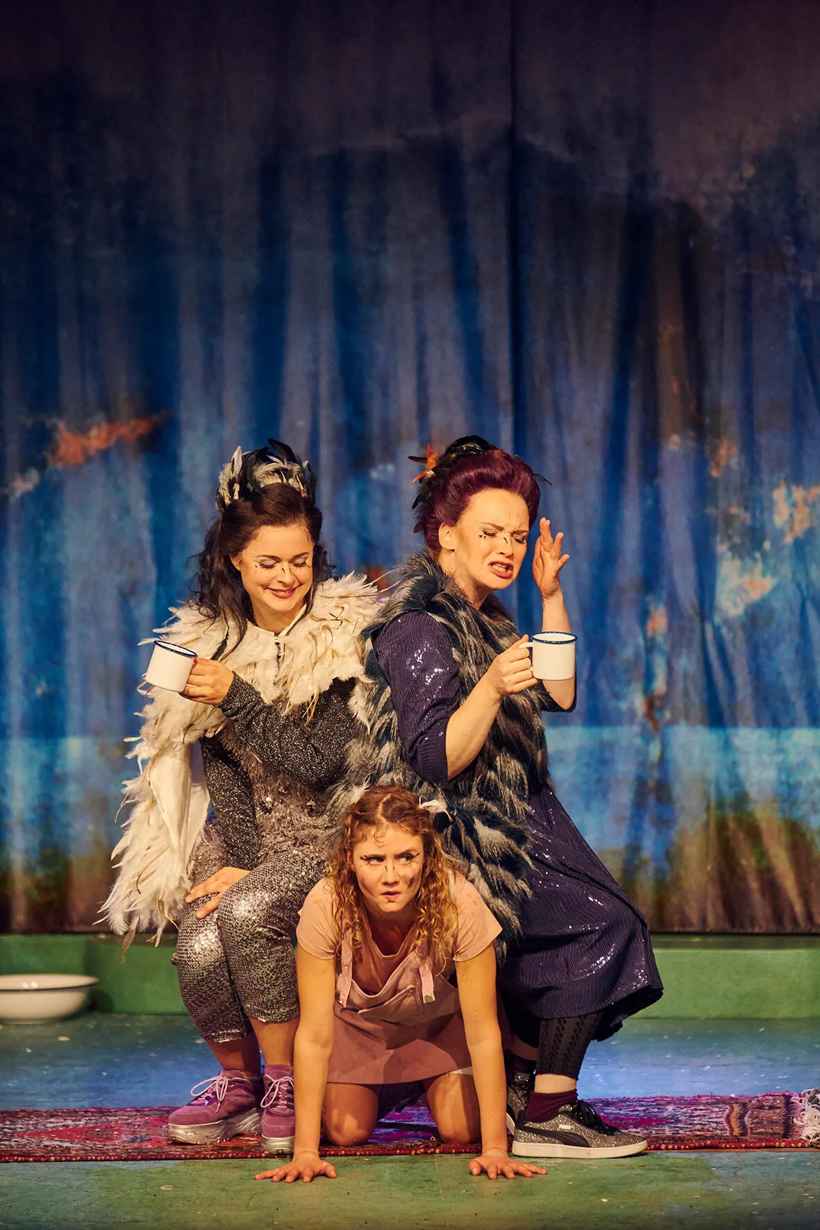 ZWEI TAUBEN FÜR ASCHENPUTTEL Familienstück zur Weihnachtszeit nach den Gebrüdern Grimm von Catharina Fillers und Stefanie Schnitzler Spielzeit 2019/2020 / Premiere: 28.11.2019 Laur…