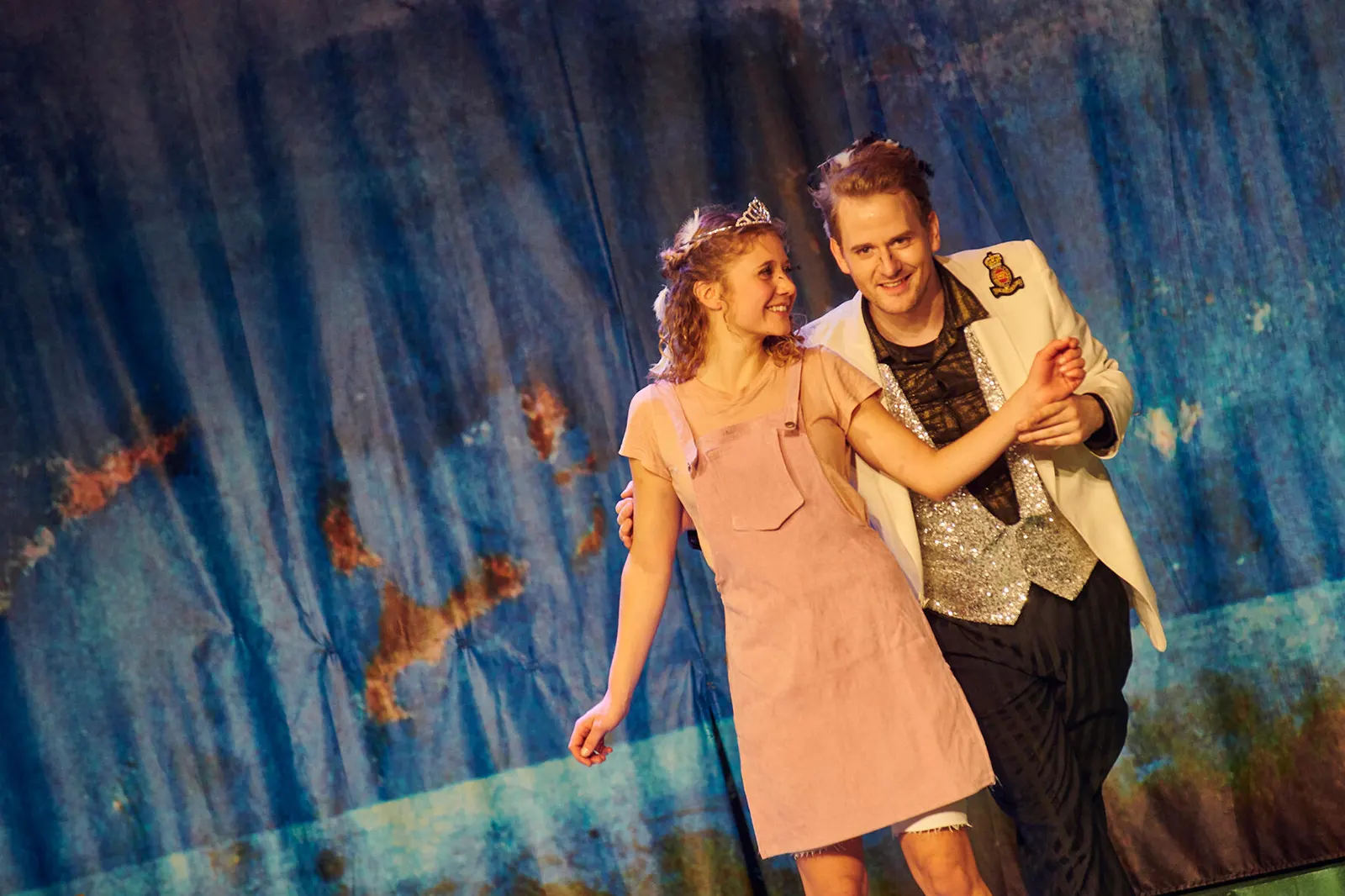 ZWEI TAUBEN FÜR ASCHENPUTTEL Familienstück zur Weihnachtszeit nach den Gebrüdern Grimm von Catharina Fillers und Stefanie Schnitzler Spielzeit 2019/2020 / Premiere: 28.11.2019 Fari…