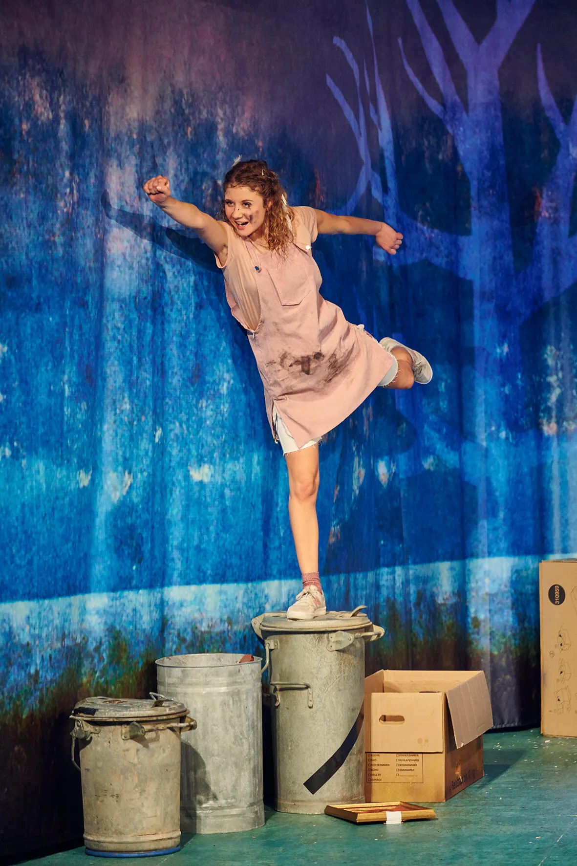 ZWEI TAUBEN FÜR ASCHENPUTTEL Familienstück zur Weihnachtszeit nach den Gebrüdern Grimm von Catharina Fillers und Stefanie Schnitzler Spielzeit 2019/2020 / Premiere: 28.11.2019 Fari…