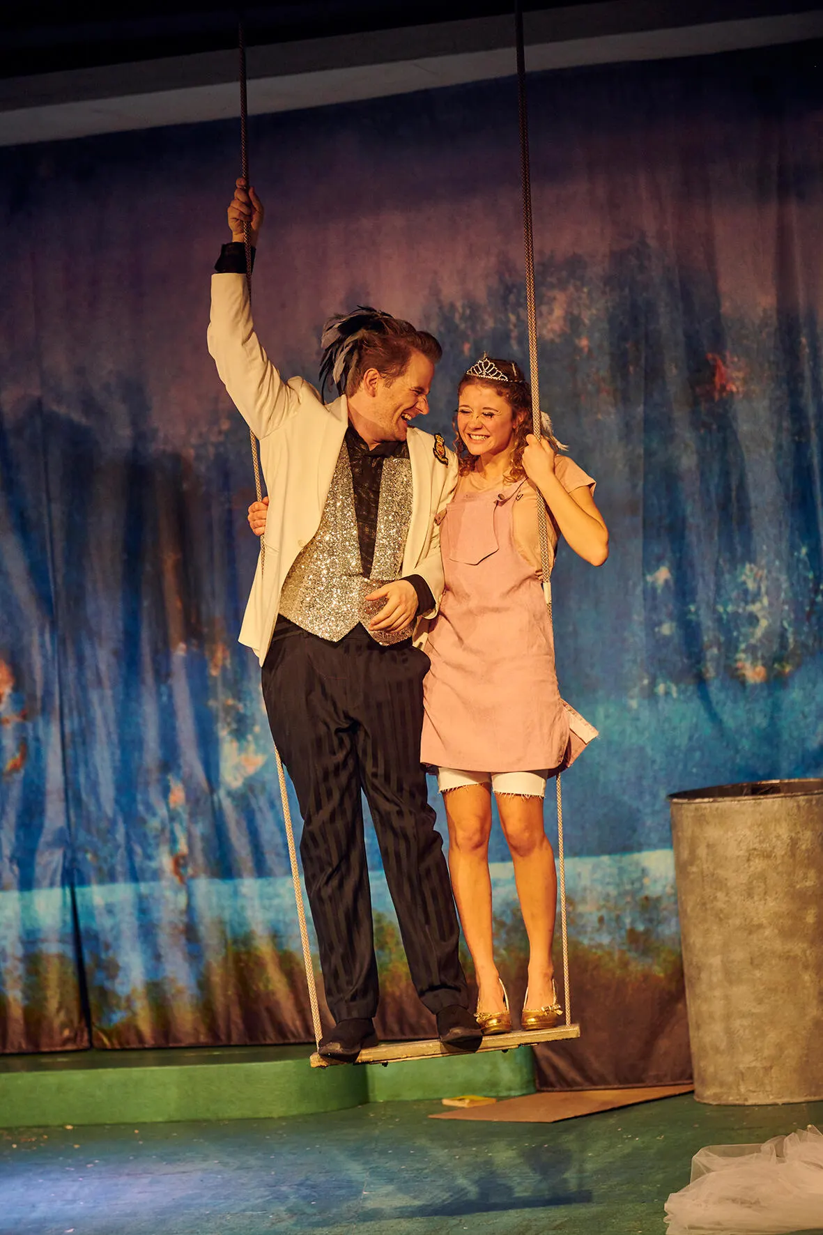 ZWEI TAUBEN FÜR ASCHENPUTTEL Familienstück zur Weihnachtszeit nach den Gebrüdern Grimm von Catharina Fillers und Stefanie Schnitzler Spielzeit 2019/2020 / Premiere: 28.11.2019 Niko…