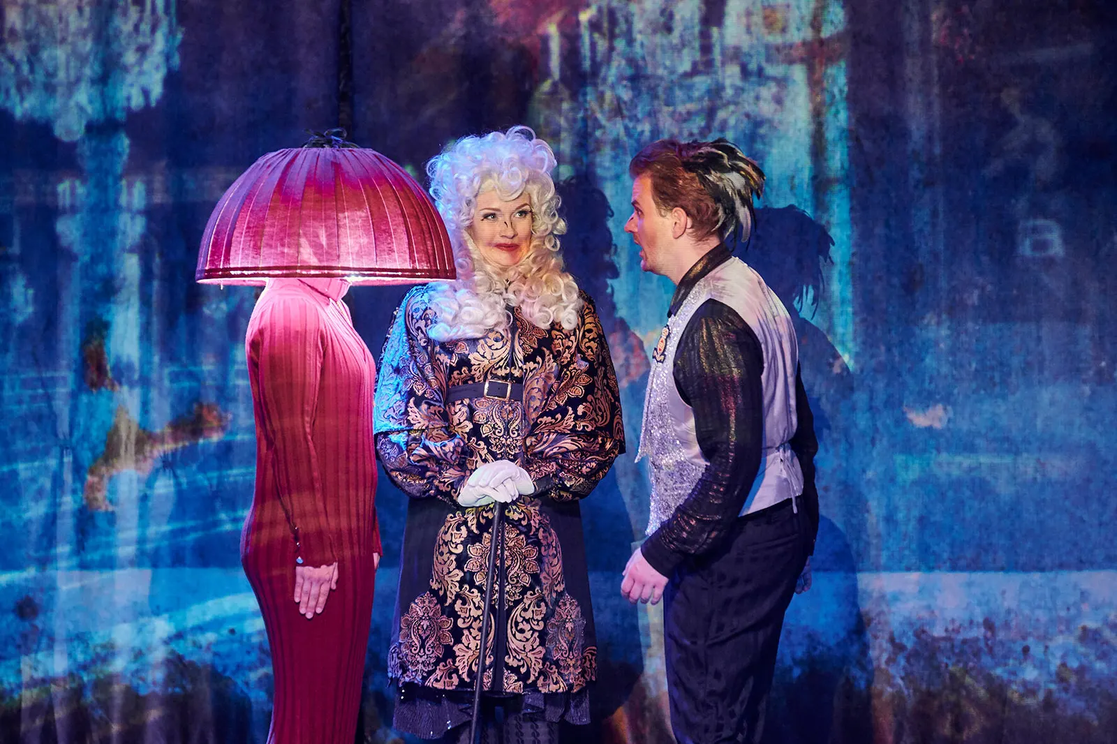 ZWEI TAUBEN FÜR ASCHENPUTTEL Familienstück zur Weihnachtszeit nach den Gebrüdern Grimm von Catharina Fillers und Stefanie Schnitzler Spielzeit 2019/2020 / Premiere: 28.11.2019 Laur…