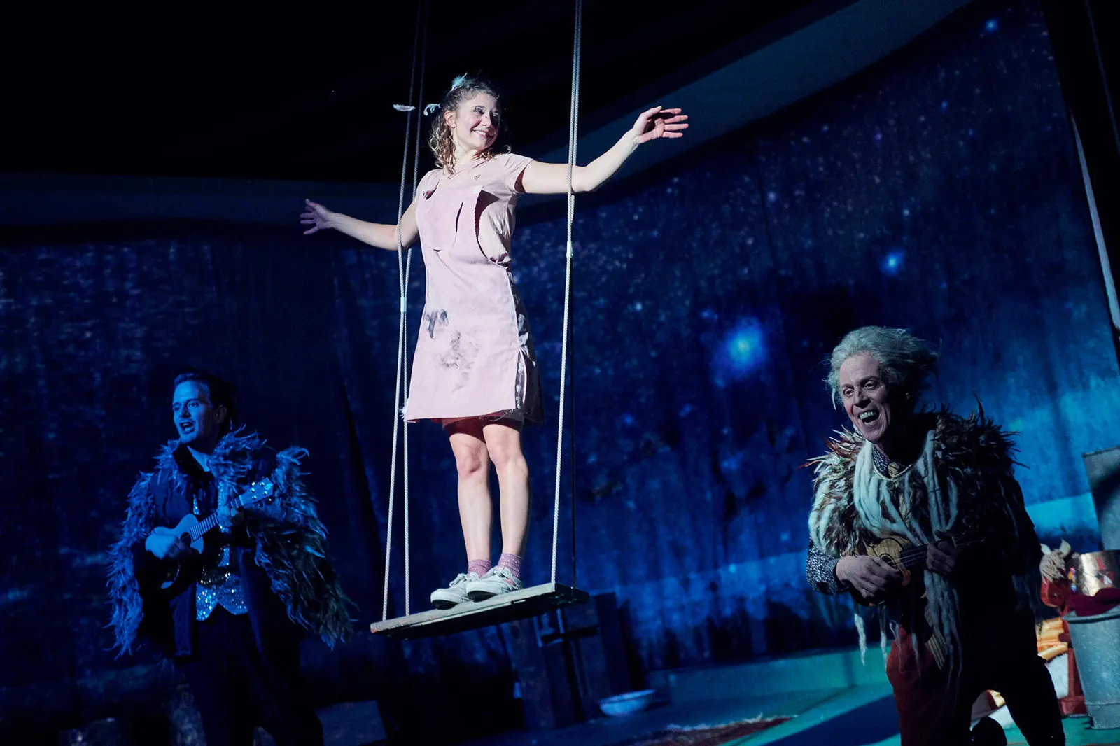 ZWEI TAUBEN FÜR ASCHENPUTTEL Familienstück zur Weihnachtszeit nach den Gebrüdern Grimm von Catharina Fillers und Stefanie Schnitzler Spielzeit 2019/2020 / Premiere: 28.11.2019 Niko…