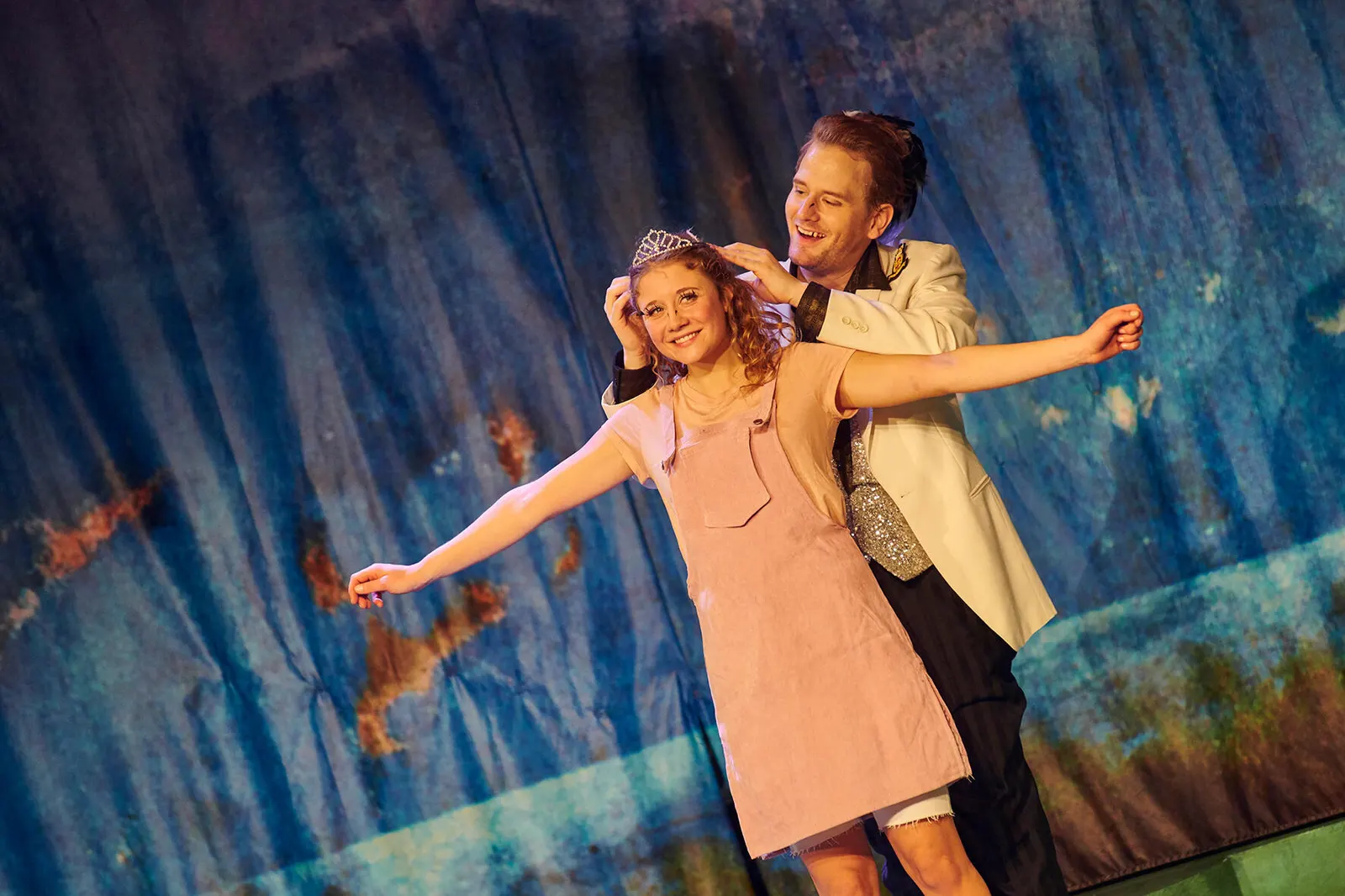 ZWEI TAUBEN FÜR ASCHENPUTTEL Familienstück zur Weihnachtszeit nach den Gebrüdern Grimm von Catharina Fillers und Stefanie Schnitzler Spielzeit 2019/2020 / Premiere: 28.11.2019 Fari…