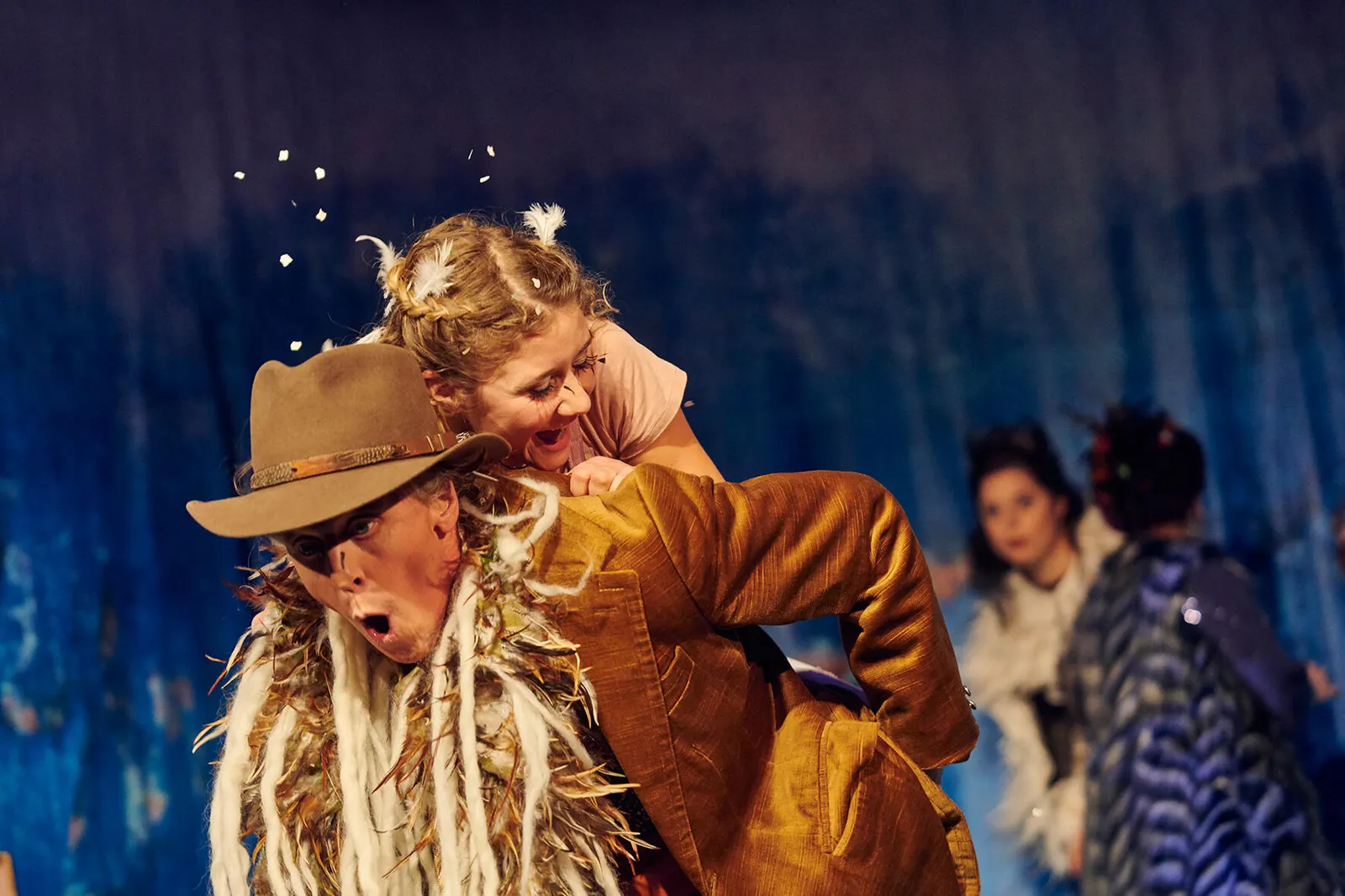 ZWEI TAUBEN FÜR ASCHENPUTTEL Familienstück zur Weihnachtszeit nach den Gebrüdern Grimm von Catharina Fillers und Stefanie Schnitzler Spielzeit 2019/2020 / Premiere: 28.11.2019 Mari…