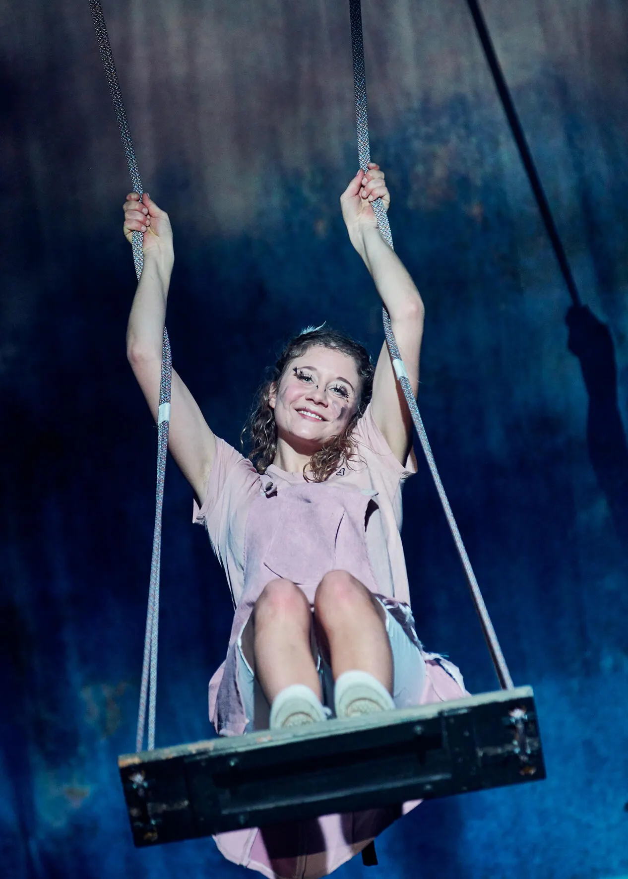 ZWEI TAUBEN FÜR ASCHENPUTTEL Familienstück zur Weihnachtszeit nach den Gebrüdern Grimm von Catharina Fillers und Stefanie Schnitzler Spielzeit 2019/2020 / Premiere: 28.11.2019 Fari…