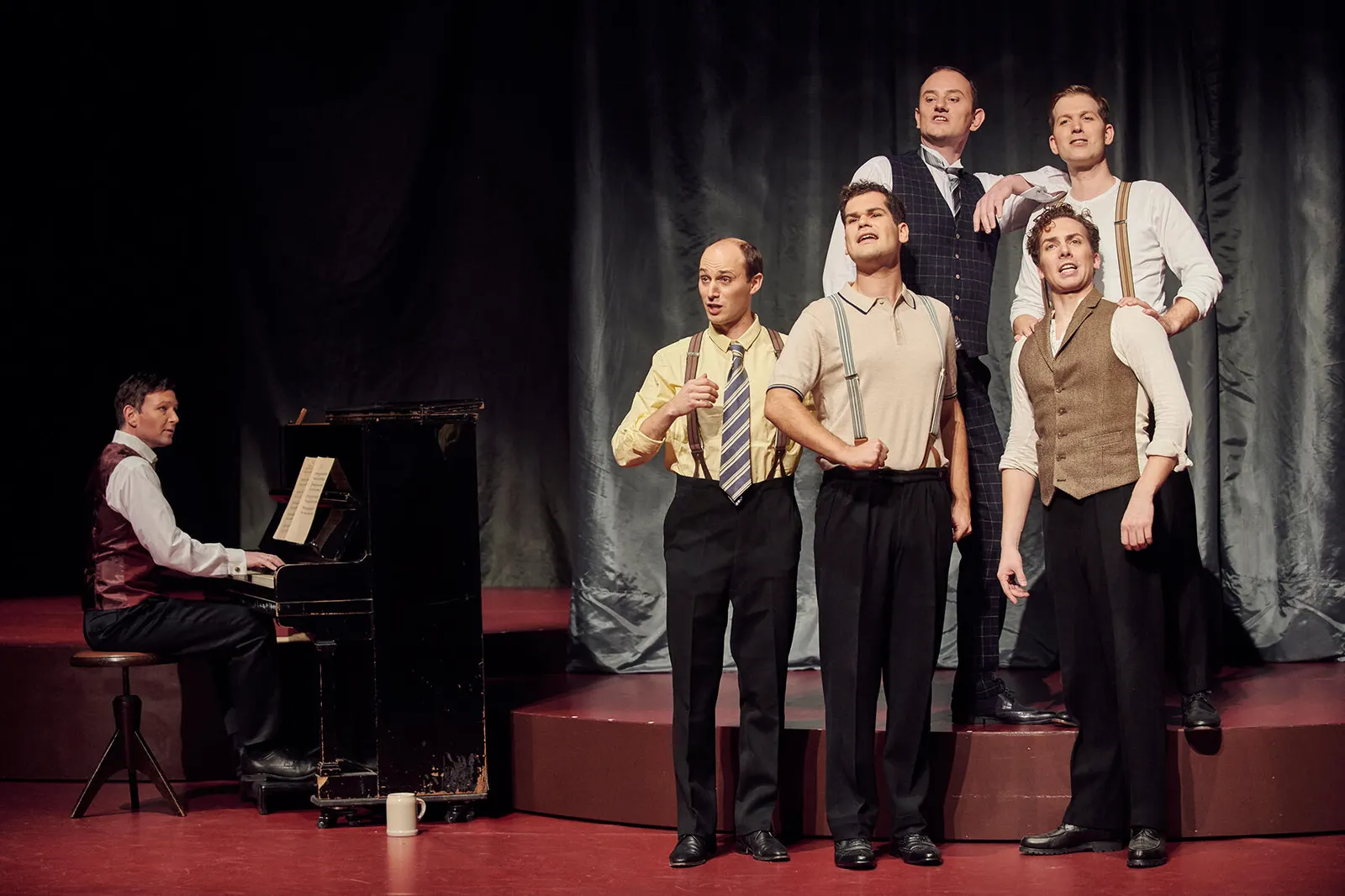 DIE COMEDIAN HARMONISTS Eine biographische Revue Spielzeit 2019/2020 / Premiere: 06.12.2019 Florian Fries, Tobias Rusnak, Loïc Damien Schlentz, Tobias Hagge(oben), Michael Rapke(ob…