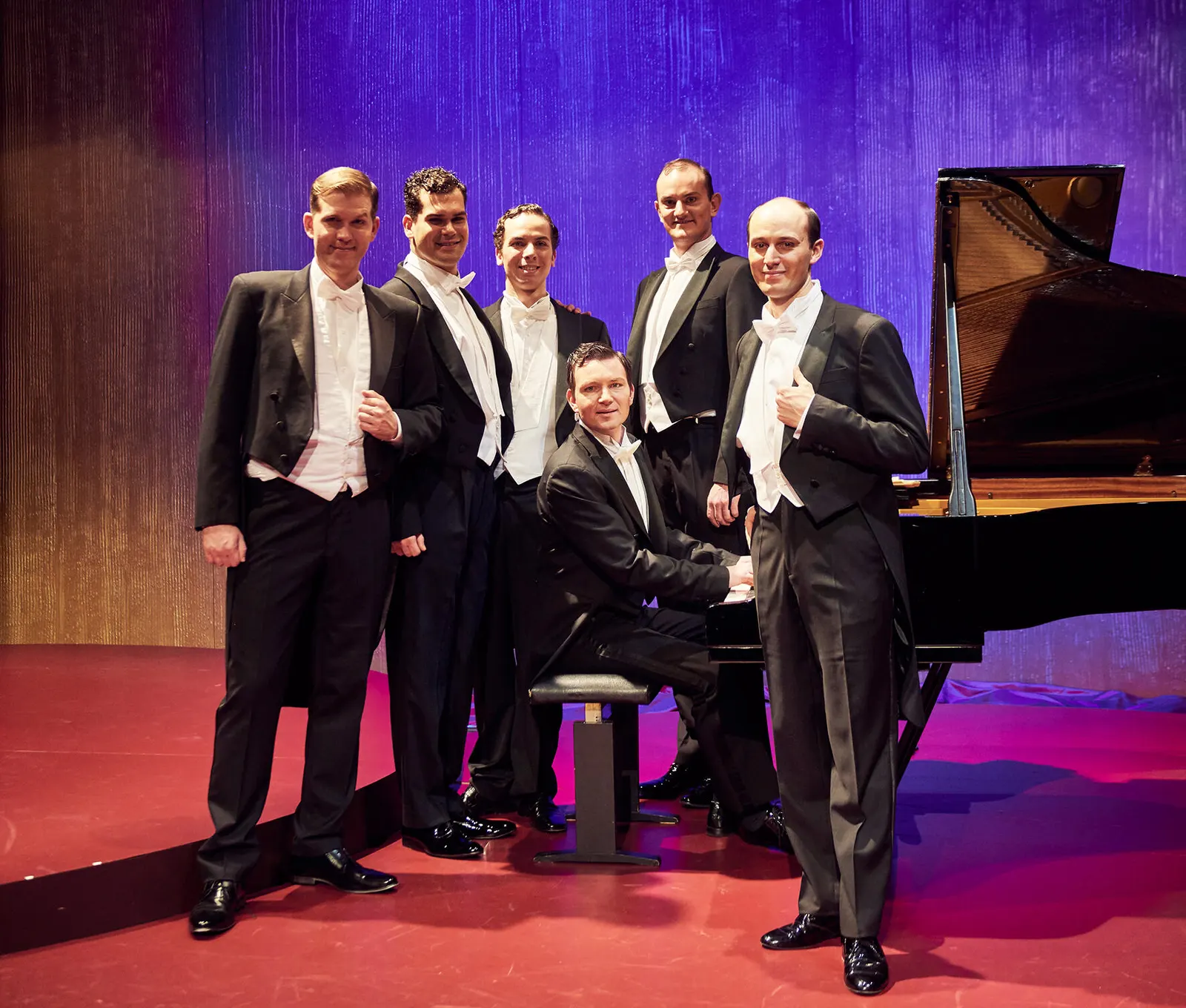 DIE COMEDIAN HARMONISTS Eine biographische Revue Spielzeit 2019/2020 / Premiere: 06.12.2019 Michael Rapke, Loïc Damien Schlentz, Marc Trojan, Florian Fries, Tobias Hagge, Tobias Ru…