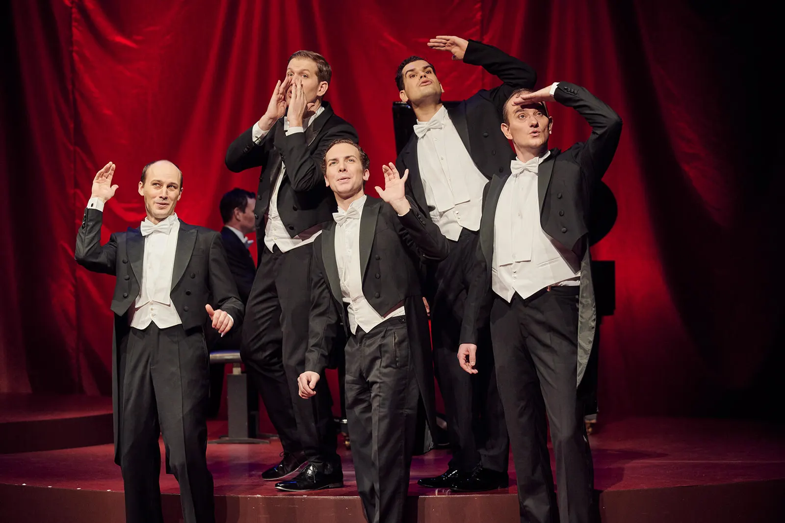 DIE COMEDIAN HARMONISTS Eine biographische Revue Spielzeit 2019/2020 / Premiere: 06.12.2019 Tobias Rusnak, Florian Fries(hinten), Michael Rapke, Marc Trojan, Loïc Damien Schlentz, …