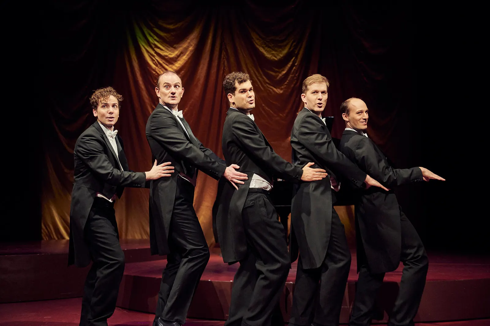 DIE COMEDIAN HARMONISTS Eine biographische Revue Spielzeit 2019/2020 / Premiere: 06.12.2019 Marc Trojan, Tobias Hagge, Loïc Damien Schlentz, Michael Rapke, Tobias Rusnak Foto: Mart…