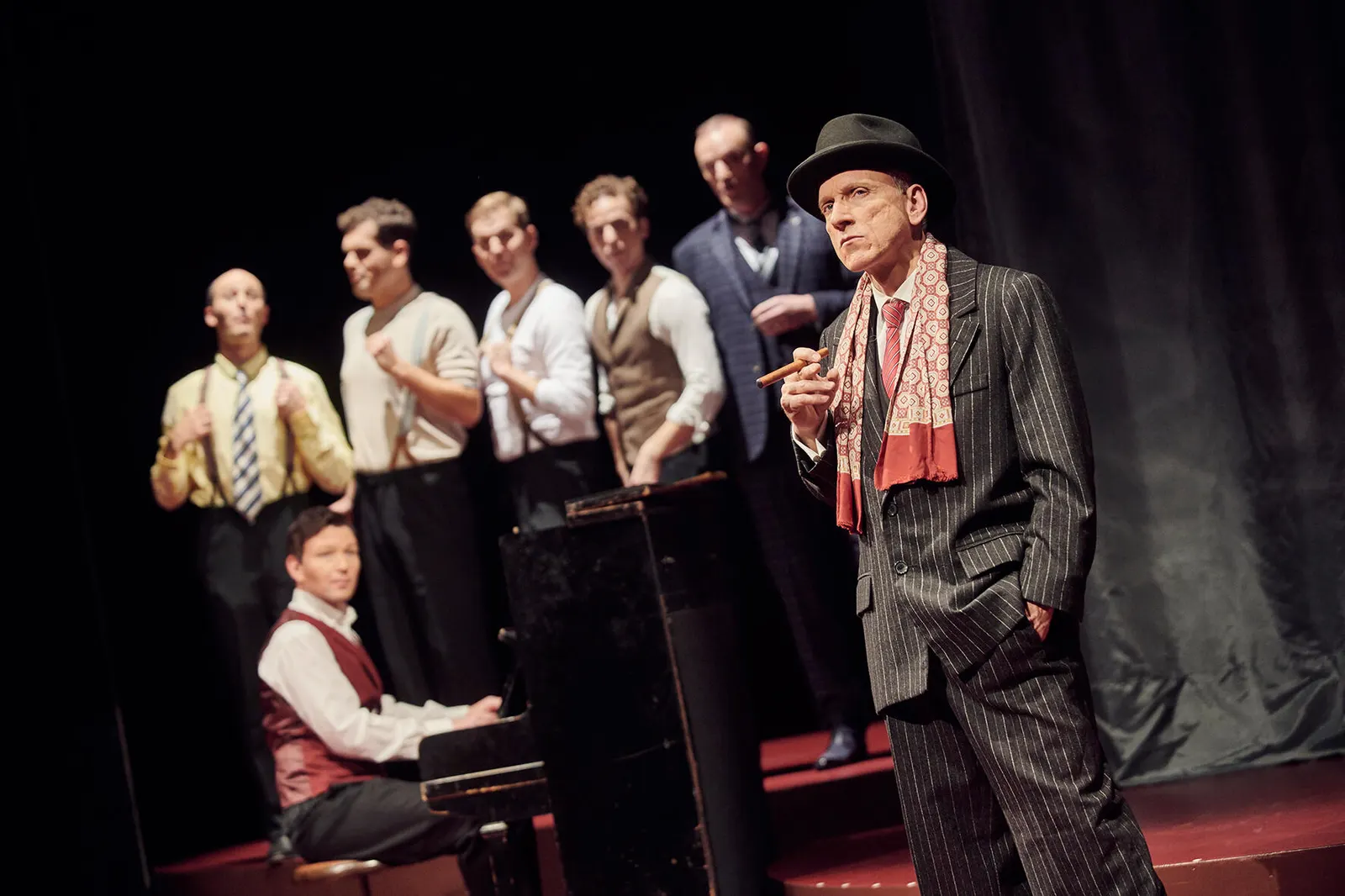 DIE COMEDIAN HARMONISTS Eine biographische Revue Spielzeit 2019/2020 / Premiere: 06.12.2019 Tobias Rusnak, Florian Fries(unten), Loïc Damien Schlentz, Michael Rapke, Marc Trojan, T…