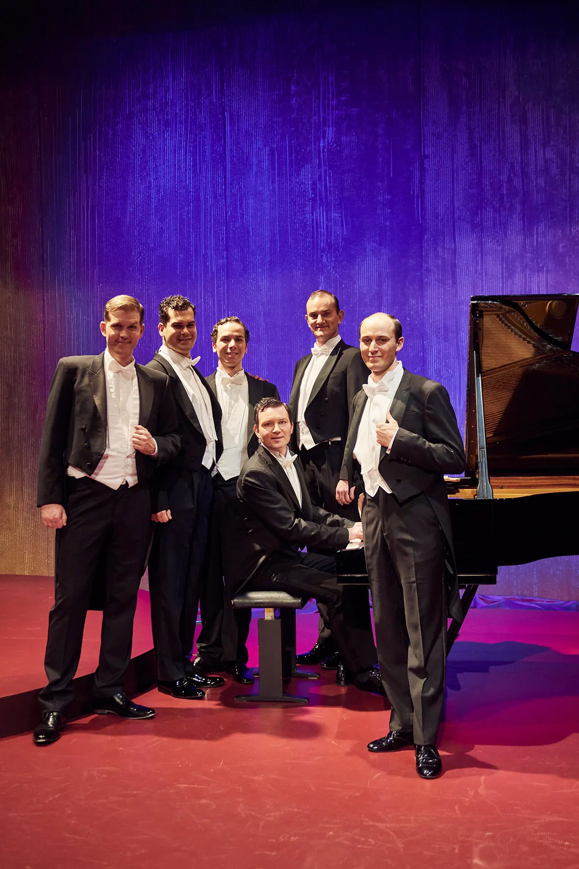 DIE COMEDIAN HARMONISTS Eine biographische Revue Spielzeit 2019/2020 / Premiere: 06.12.2019 Michael Rapke, Loïc Damien Schlentz, Marc Trojan, Florian Fries, Tobias Hagge, Tobias Ru…