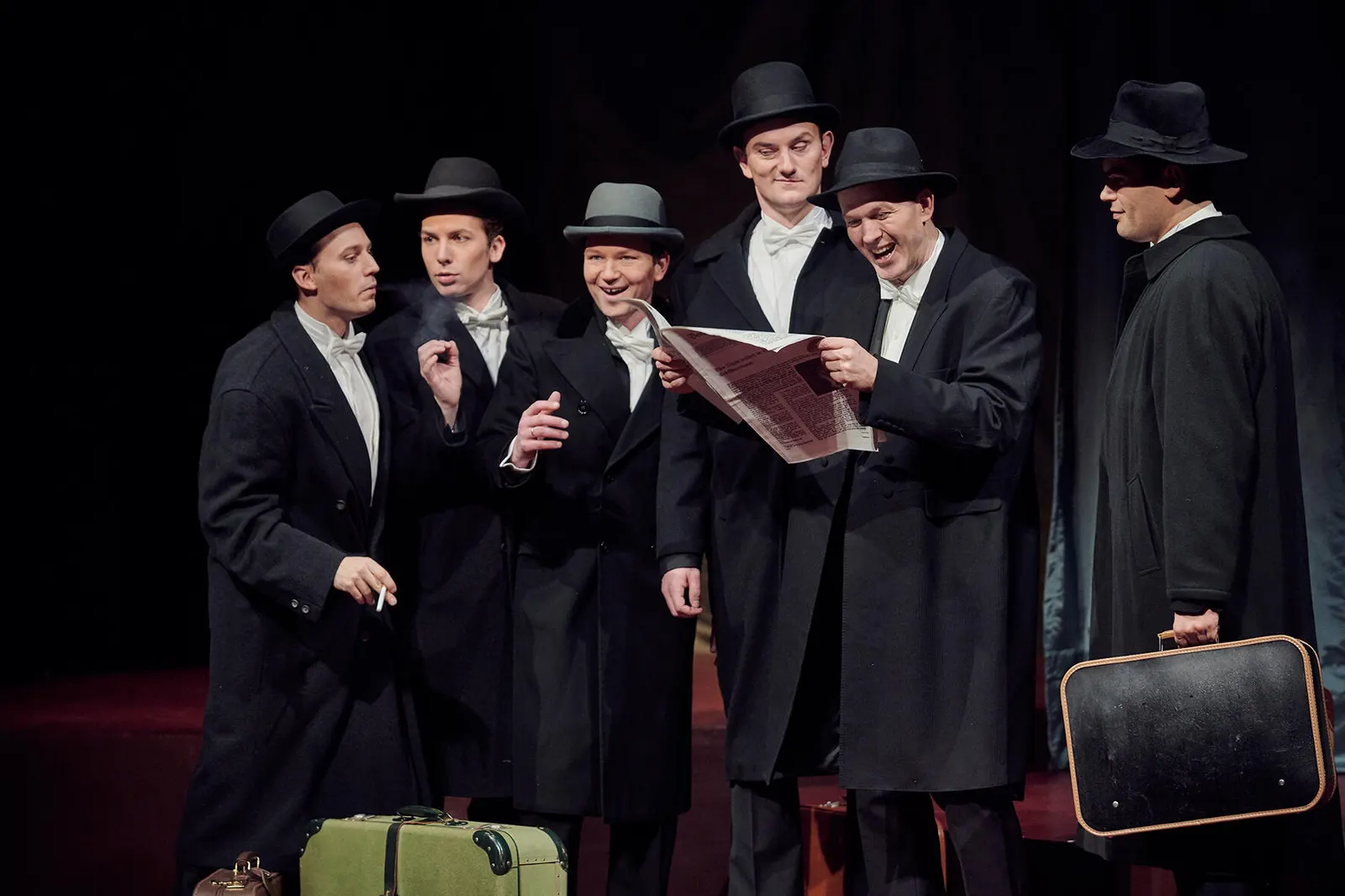 DIE COMEDIAN HARMONISTS Eine biographische Revue Spielzeit 2019/2020 / Premiere: 06.12.2019 Tobias Rusnak, Marc Trojan, Florian Fries, Tobias Hagge, Michael Rapke, Loïc Damien Schl…