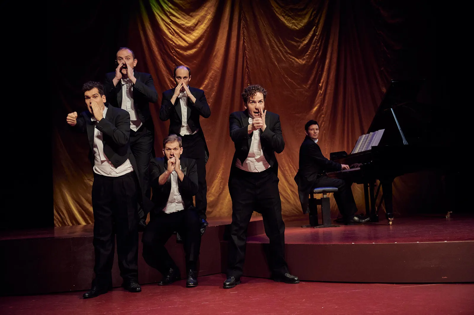 DIE COMEDIAN HARMONISTS Eine biographische Revue Spielzeit 2019/2020 / Premiere: 06.12.2019 Loïc Damien Schlentz, Tobias Hagge, Michael Rapke, Tobias Rusnak, Marc Trojan, Florian F…