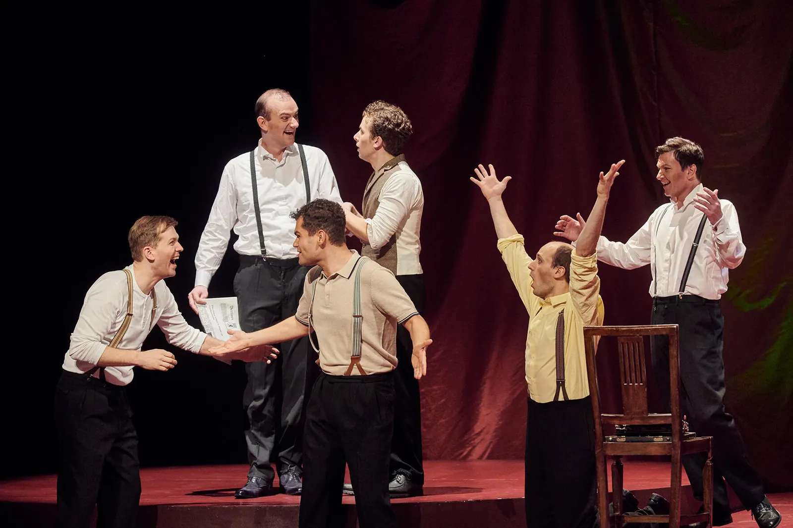 DIE COMEDIAN HARMONISTS Eine biographische Revue Spielzeit 2019/2020 / Premiere: 06.12.2019 Michael Rapke, Tobias Hagge, Loïc Damien Schlentz, Marc Trojan, Tobias Rusnak, Florian F…
