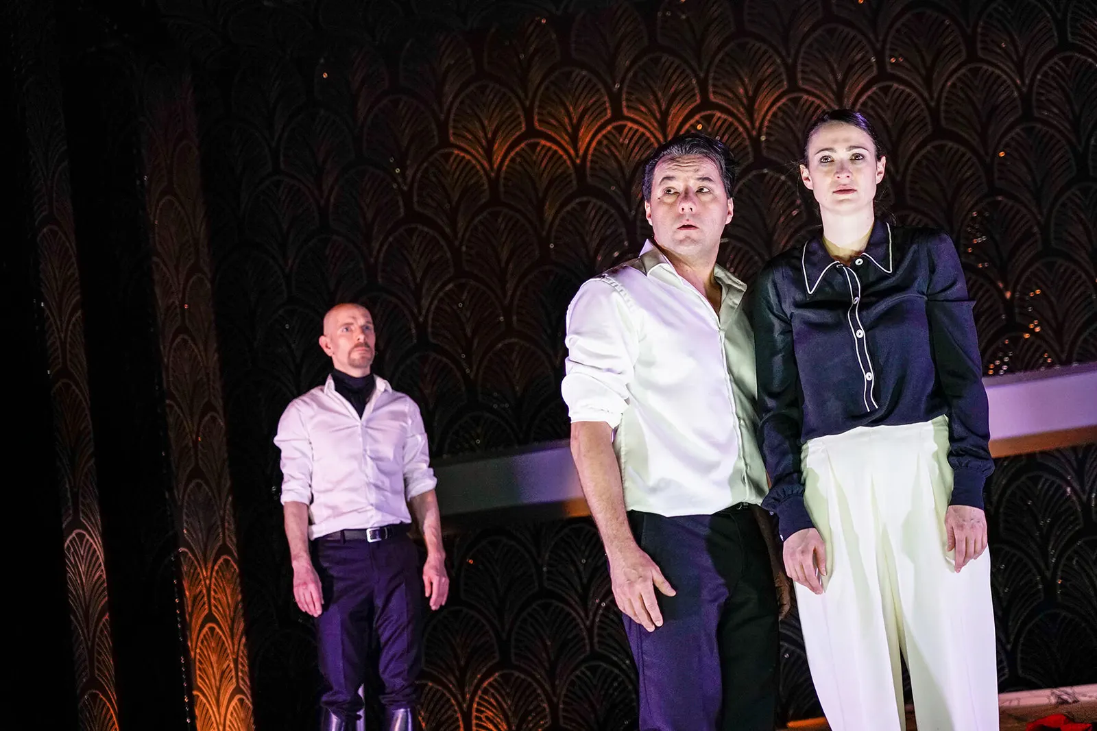DIE WAHLVERWANDTSCHAFTEN Schauspiel nach dem gleichnamigen Roman von Johann Wolfgang von Goethe Spielzeit 2019/2020 / Premiere: 31.1.2020 Marco Steeger und Angelina Berger, hinten:…