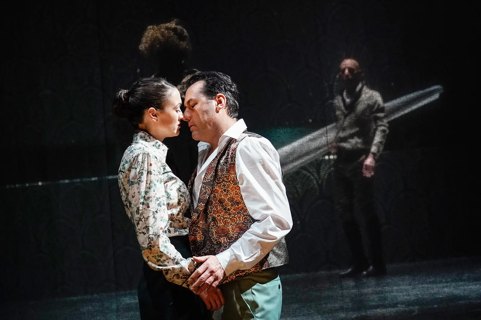 DIE WAHLVERWANDTSCHAFTEN Schauspiel nach dem gleichnamigen Roman von Johann Wolfgang von Goethe Spielzeit 2019/2020 / Premiere: 31.1.2020 Angelina Berger, Marco Steeger, Gunnar Blu…