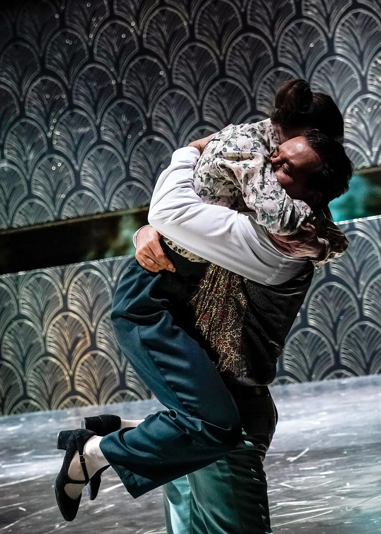 DIE WAHLVERWANDTSCHAFTEN Schauspiel nach dem gleichnamigen Roman von Johann Wolfgang von Goethe Spielzeit 2019/2020 / Premiere: 31.1.2020 Angelina Berger, Marco Steeger Foto: Tobia…