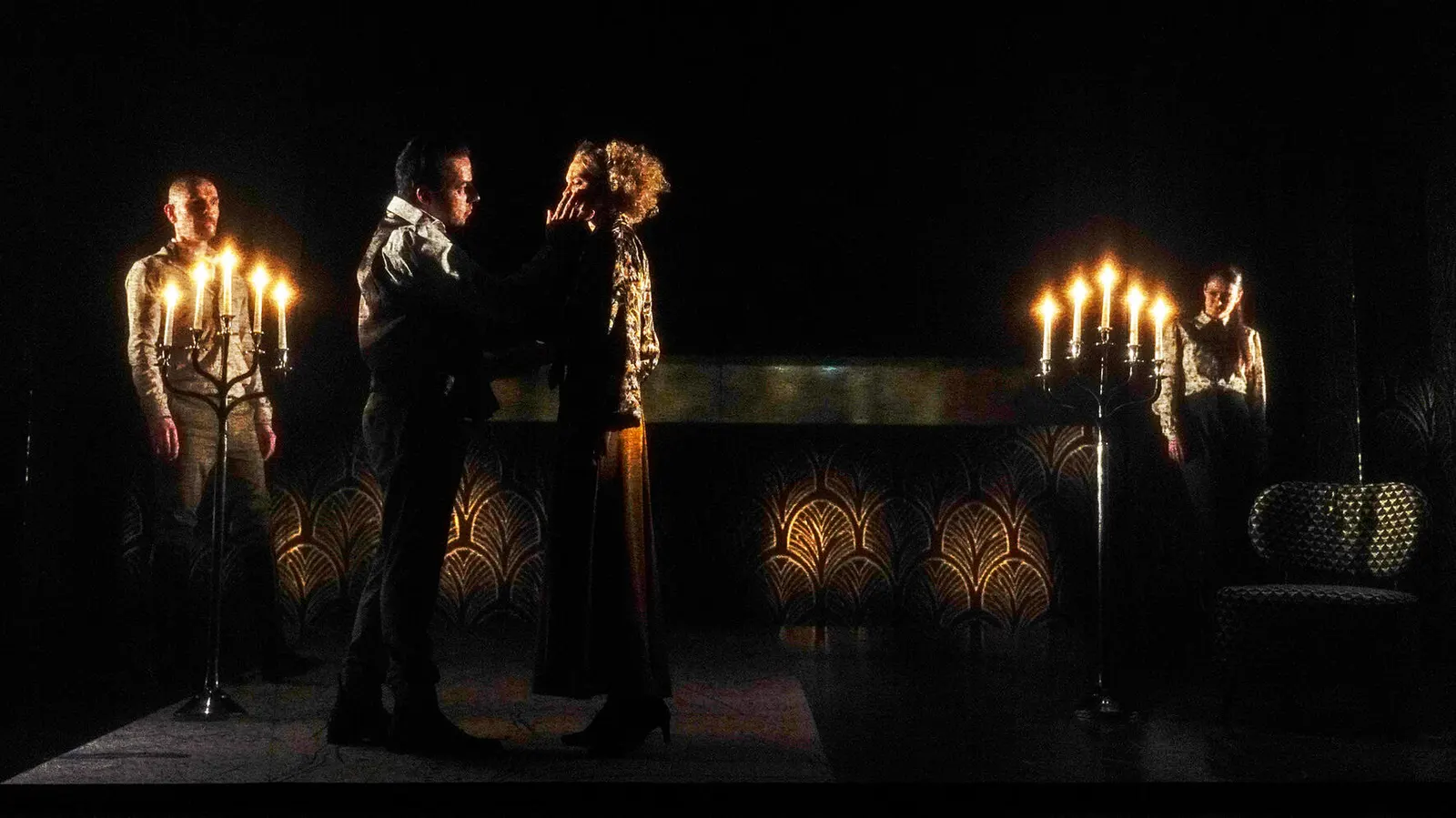 DIE WAHLVERWANDTSCHAFTEN Schauspiel nach dem gleichnamigen Roman von Johann Wolfgang von Goethe Spielzeit 2019/2020 / Premiere: 31.1.2020 Gunnar Blume, Sabine Fürst, Marco Steeger,…