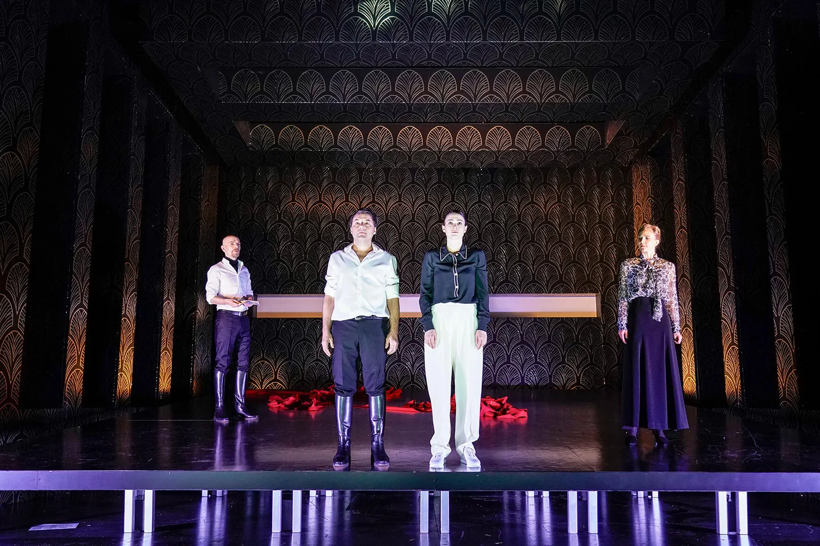 DIE WAHLVERWANDTSCHAFTEN Schauspiel nach dem gleichnamigen Roman von Johann Wolfgang von Goethe Spielzeit 2019/2020 / Premiere: 31.1.2020 Gunnar Blume, Marco Steeger, Angelina Berg…