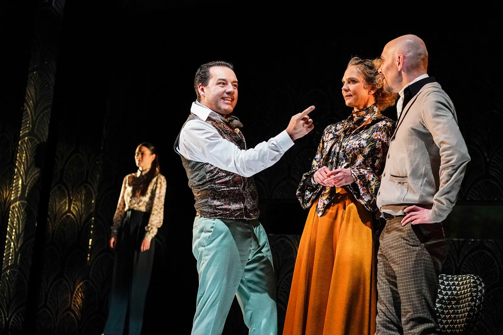 DIE WAHLVERWANDTSCHAFTEN Schauspiel nach dem gleichnamigen Roman von Johann Wolfgang von Goethe Spielzeit 2019/2020 / Premiere: 31.1.2020 Marco Steeger, Sabine Fürst, Gunnar Blume,…