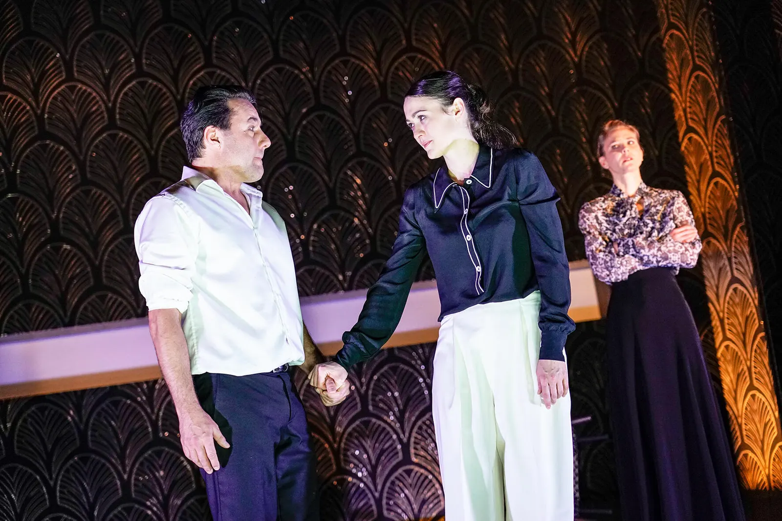 DIE WAHLVERWANDTSCHAFTEN Schauspiel nach dem gleichnamigen Roman von Johann Wolfgang von Goethe Spielzeit 2019/2020 / Premiere: 31.1.2020 Marco Steeger, Angelina Berger, Sabine Für…