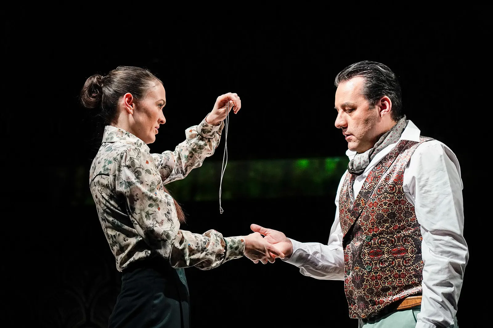 DIE WAHLVERWANDTSCHAFTEN Schauspiel nach dem gleichnamigen Roman von Johann Wolfgang von Goethe Spielzeit 2019/2020 / Premiere: 31.1.2020 Angelina Berger, Marco Steeger Foto: Tobia…