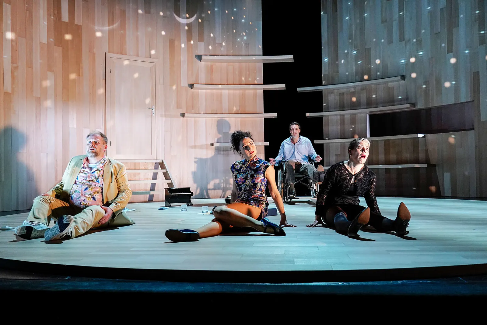 NEIN ZUM GELD! Komödie von Flavia Coste Spielzeit 2019/2020 / Premiere: 25.10.2019 v. links: Oliver Jaksch, Alina Rank, Ralf Stech, Ruth Macke Foto: Tobias Metz