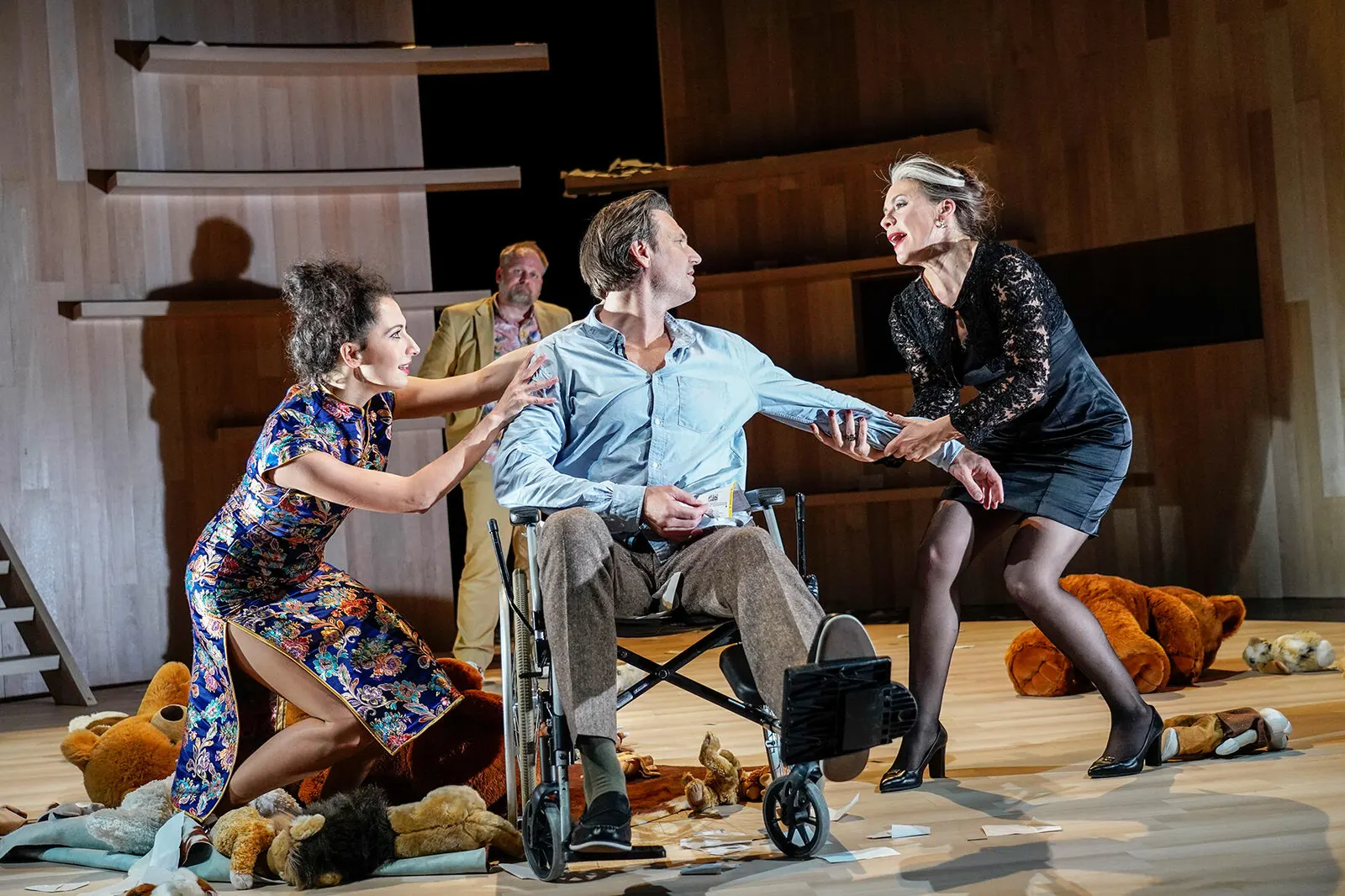 NEIN ZUM GELD! Komödie von Flavia Coste Spielzeit 2019/2020 / Premiere: 25.10.2019 v. links: Alina Rank, Oliver Jaksch, Ralf Stech, Ruth Macke Foto: Tobias Metz