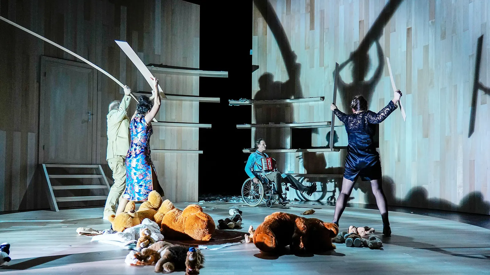 NEIN ZUM GELD! Komödie von Flavia Coste Spielzeit 2019/2020 / Premiere: 25.10.2019 v. links: Oliver Jaksch, Alina Rank, Ralf Stech, Ruth Macke Foto: Tobias Metz