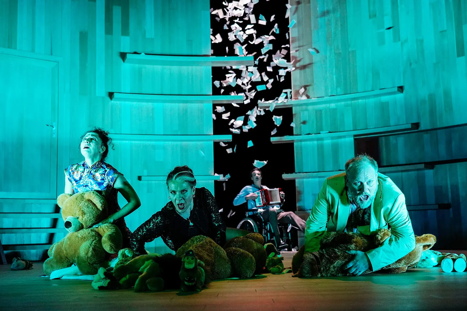 NEIN ZUM GELD! Komödie von Flavia Coste Spielzeit 2019/2020 / Premiere: 25.10.2019 v. links: Alina Rank, Ruth Macke, Oliver Jaksch hinten: Ralf Stech Foto: Tobias Metz