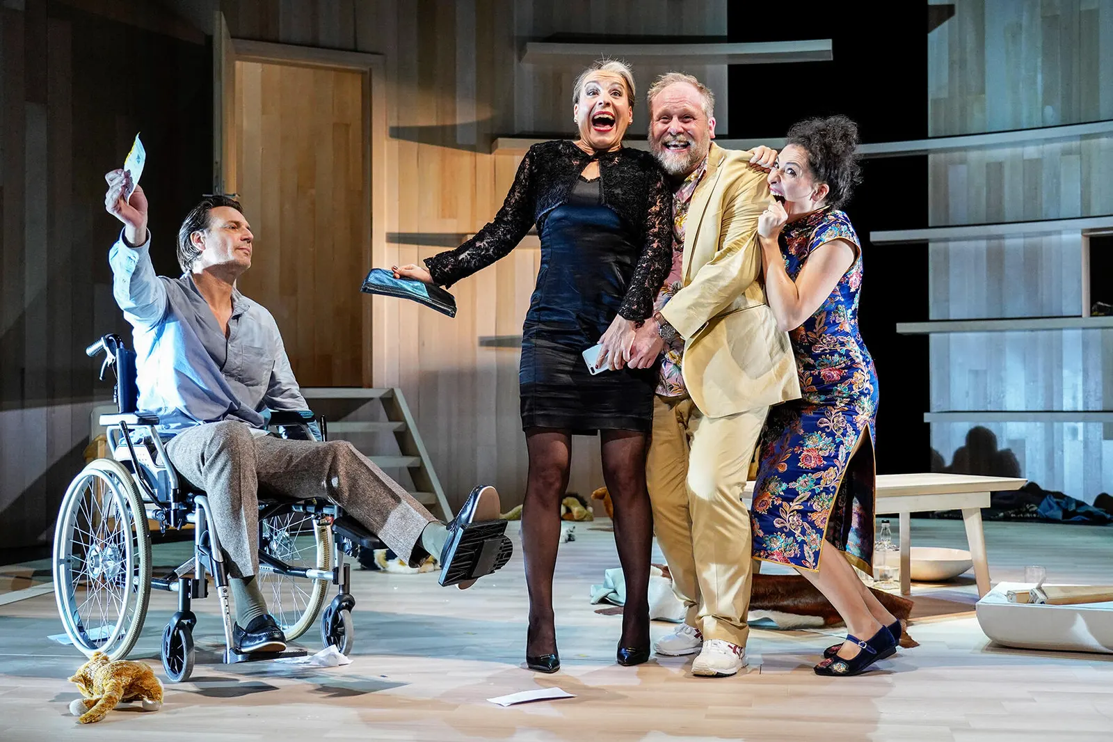 NEIN ZUM GELD! Komödie von Flavia Coste Spielzeit 2019/2020 / Premiere: 25.10.2019 v. links: Ralf Stech, Ruth Macke, Oliver Jaksch, Alina Rank Foto: Tobias Metz